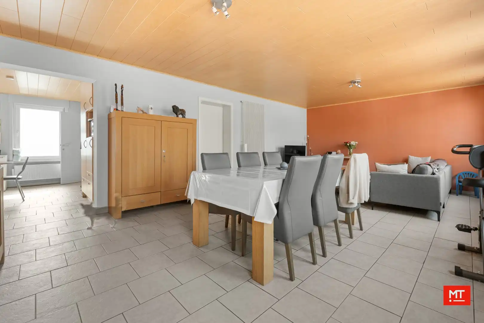 Opbrengsteigendom bestaande uit handelsruimte en 2 appartementen in centrum Beselare foto 2