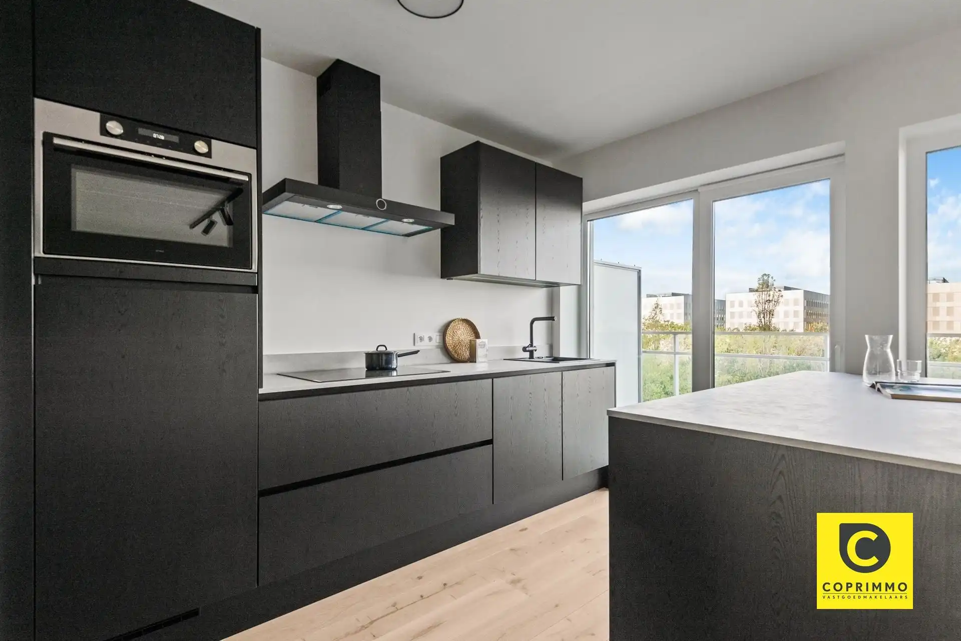 Gerenoveerd 2 slaapkamer app met 2 terrassen! foto 5