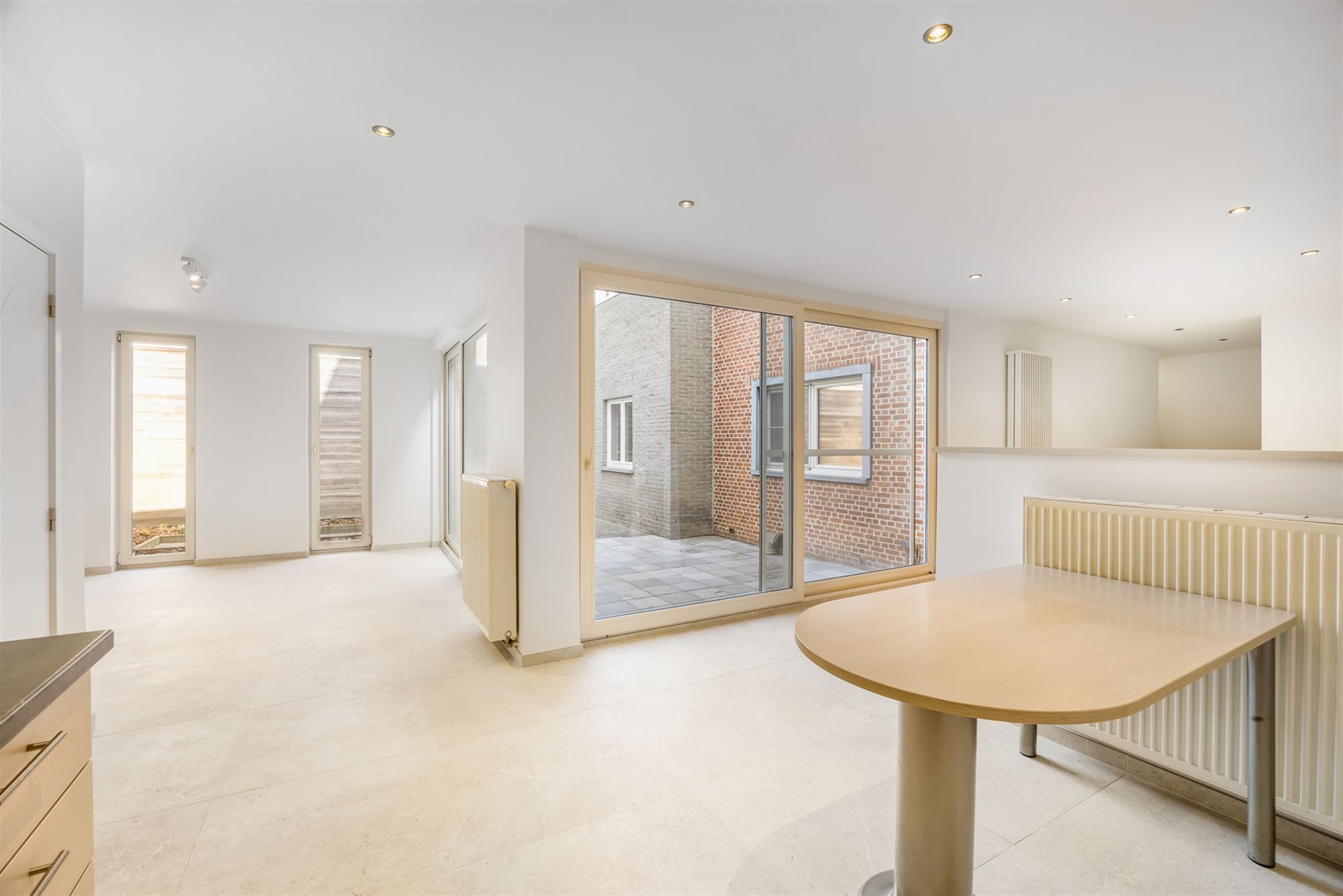 VOLLEDIG INSTAPKLAAR GELIJKVLOERS APPARTEMENT (145M²) MET 2 SLAAPKAMERS, INPANDIGE GARAGE EN TUIN/KOER TE BERINGEN-CENTRUM foto 5