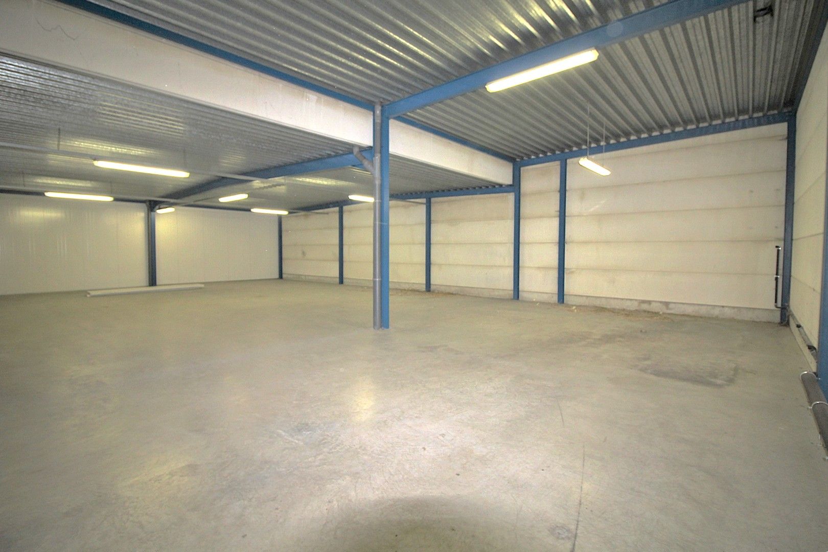 te huur Maldegem – magazijn of atelier van ca.660m². Uitstekende ligging. foto 4