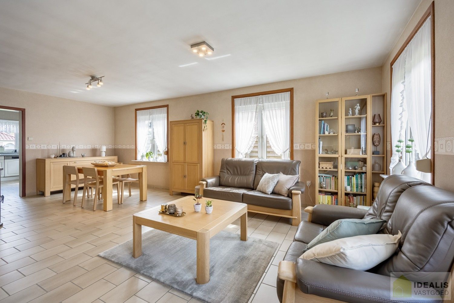 KNAPPE EN INSTAPKLARE WONING MET 4 SLAAPKAMERS, INPANDIGE ÉN VRIJSTAANDE GARAGE, HEERLIJK TERRAS OMGEVEN DOOR EEN PRACHTIGE TUIN foto 10