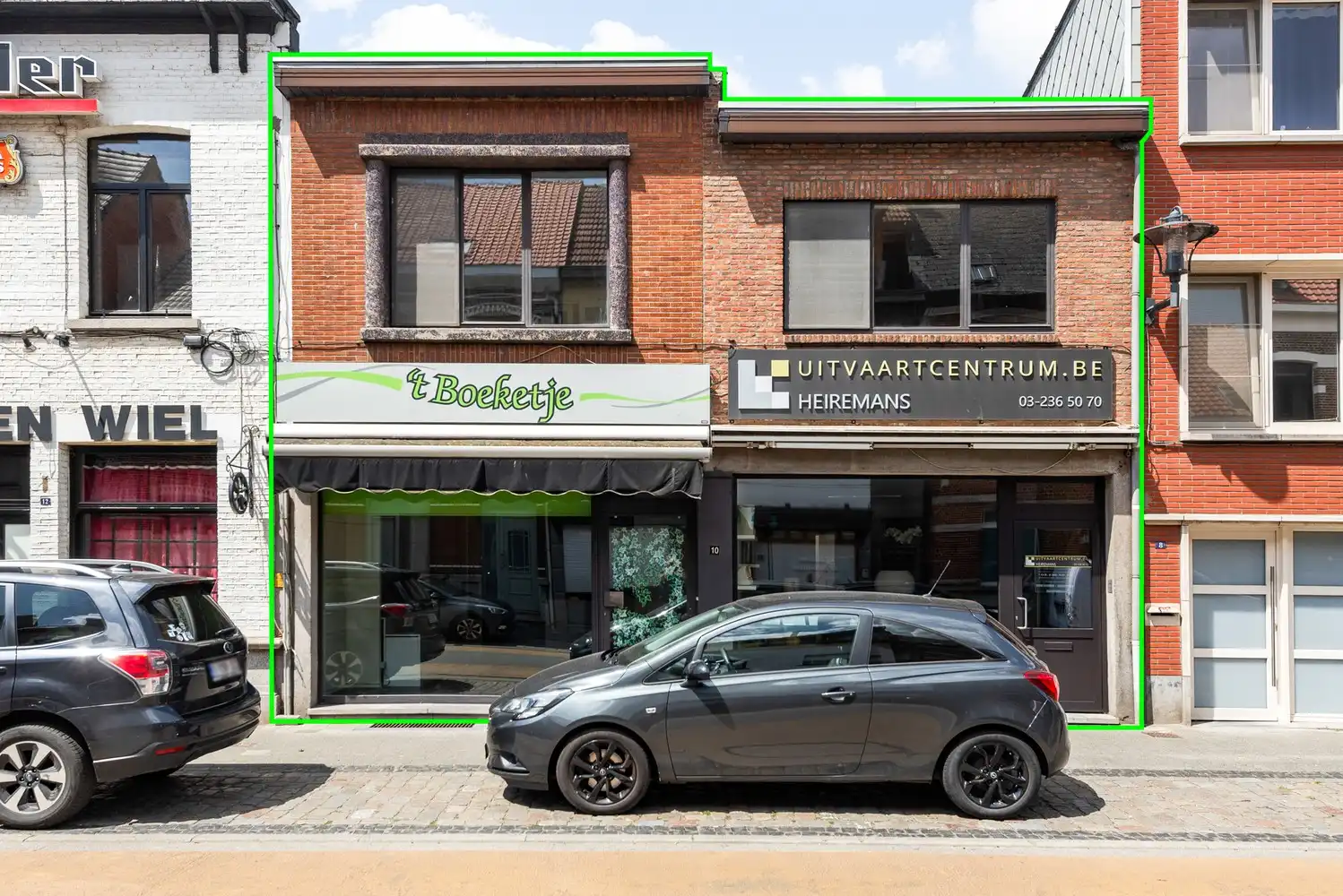 Handelshuis met 2 handelsruimtes en appartement in het hart van Wommelgem. foto {{pictureIndex}}