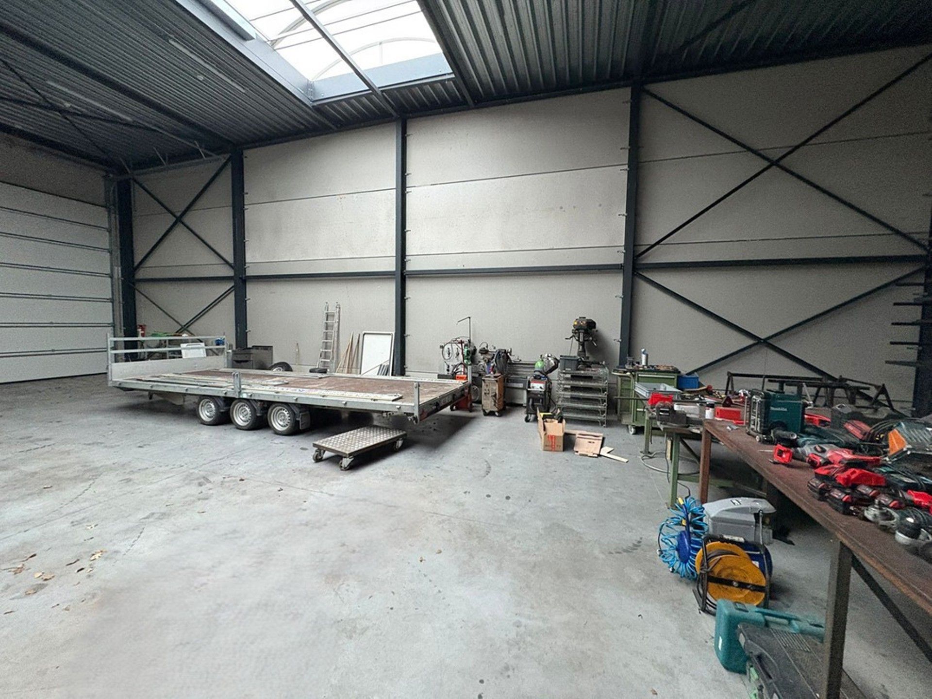 Moderne KMO unit (430m²) te huur. foto {{pictureIndex}}