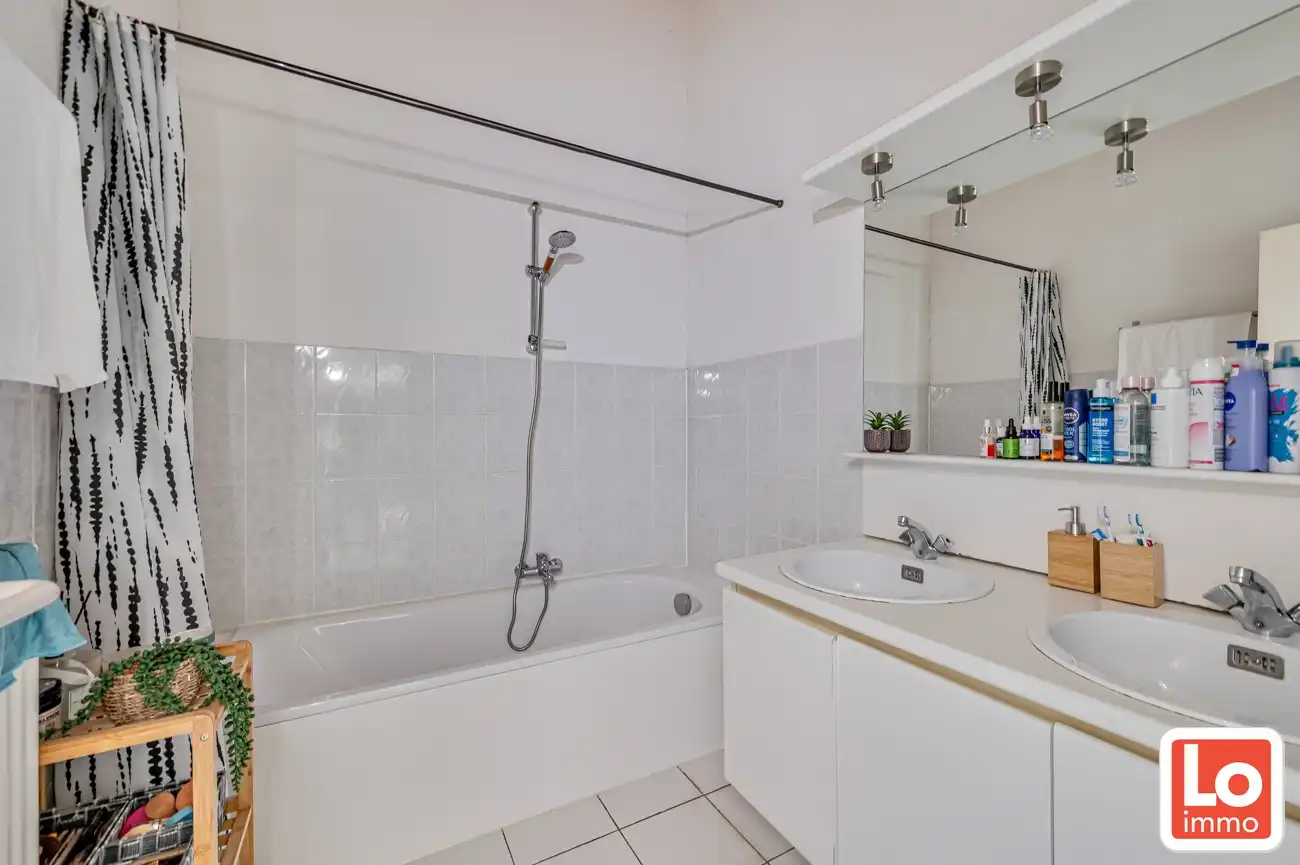 Mooi gelegen op te knappen appartement met 2 slpks, terras en autostaanplaats in centrum Lochristi foto 13