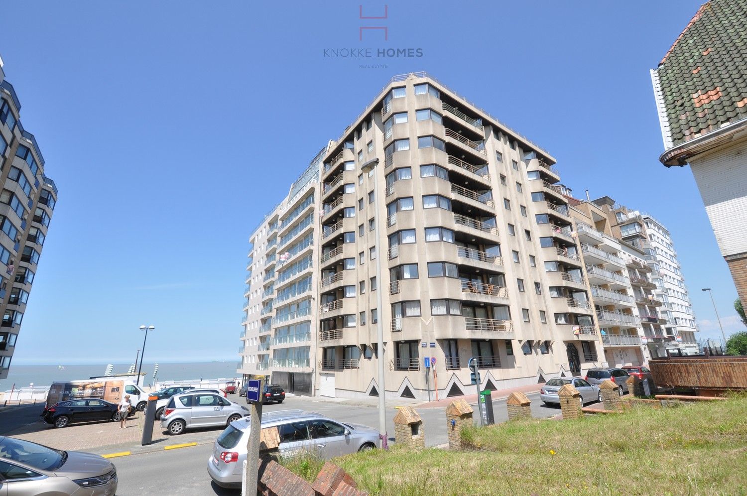 Zuidgericht gemeubeld appartement met zonnig terras te Duinbergen foto 1