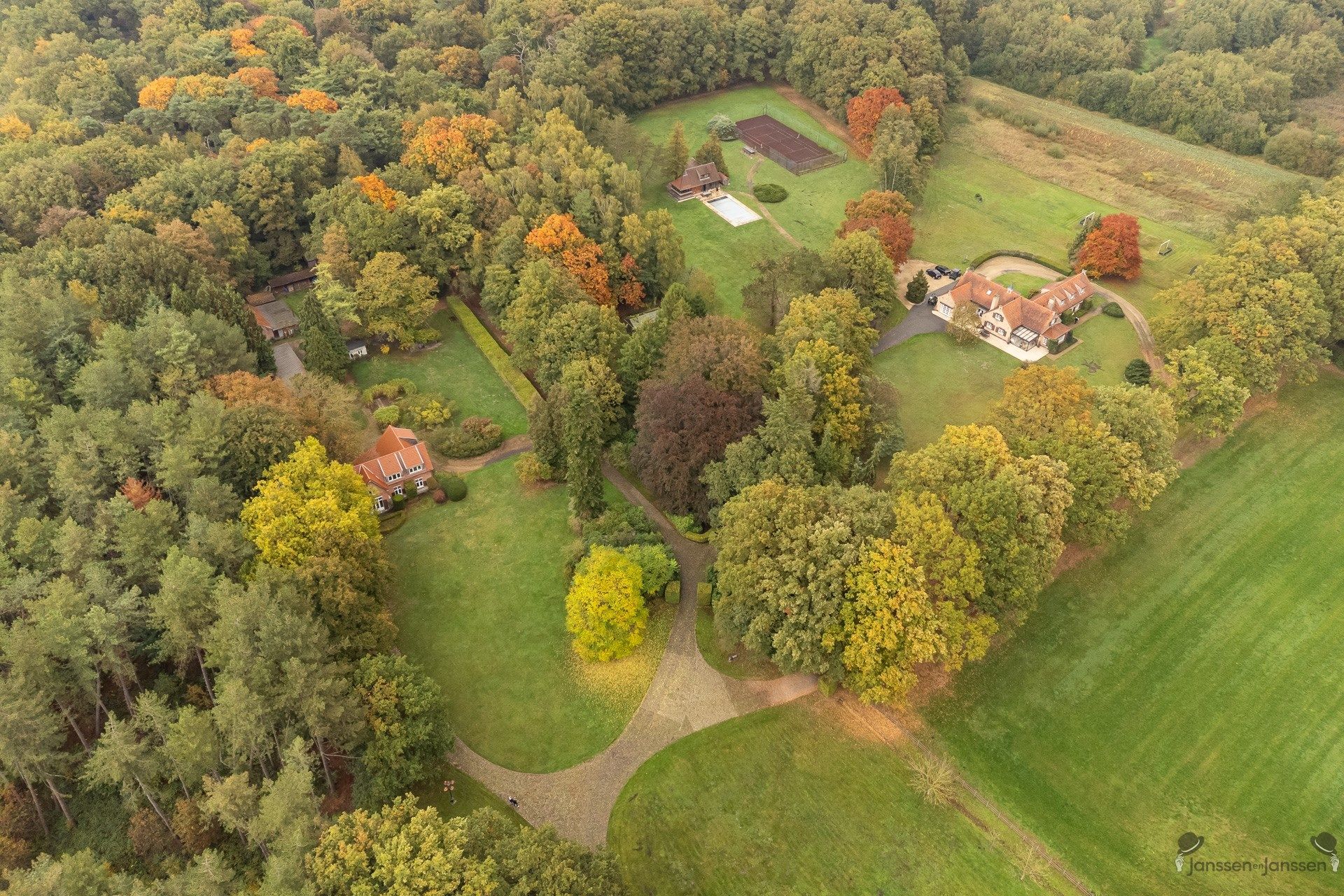 domein van ca.22 ha met 2 woningen foto 2