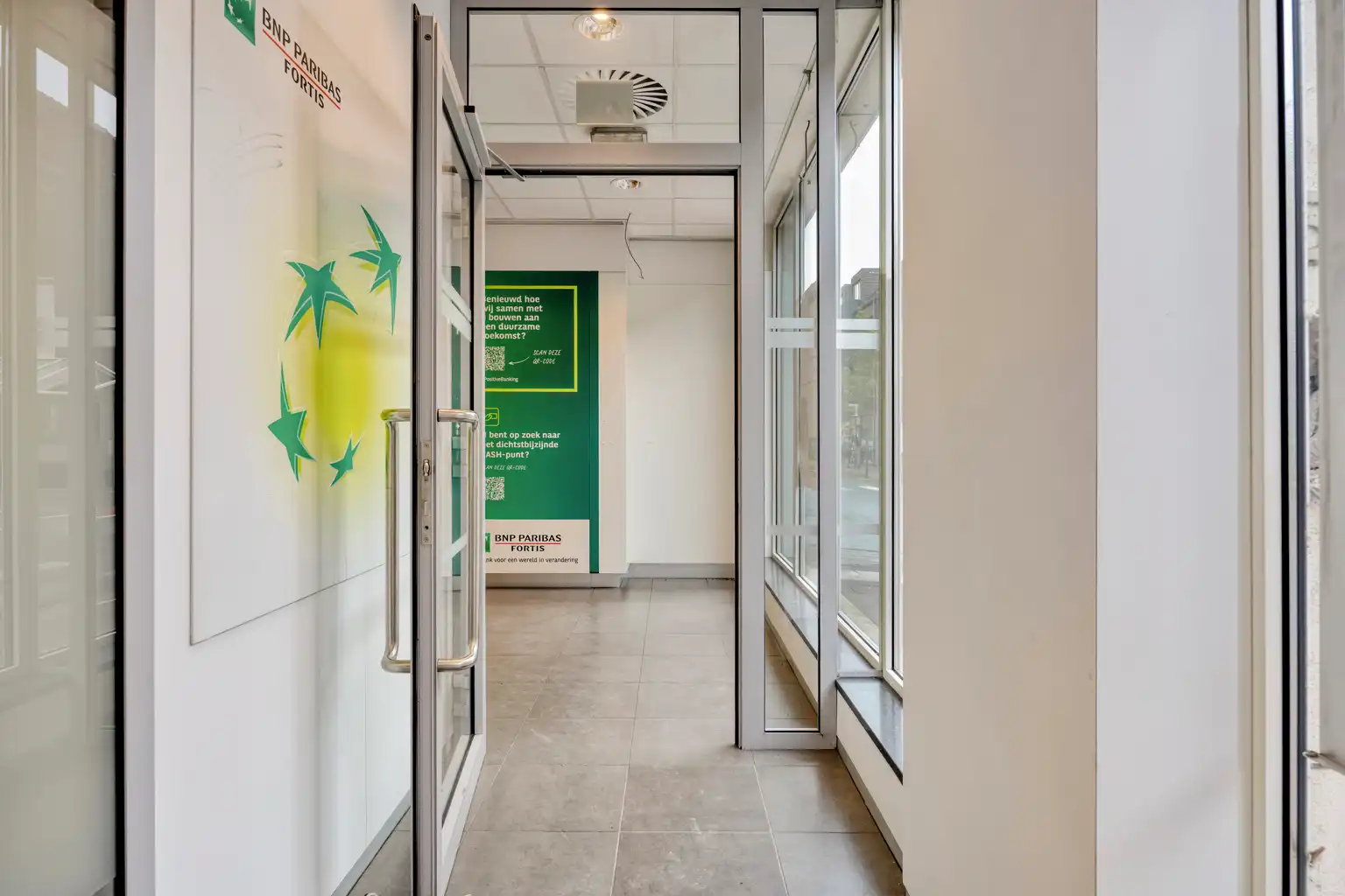 Handelsruimte met kantoren en ruime opslag in het centrum foto 2