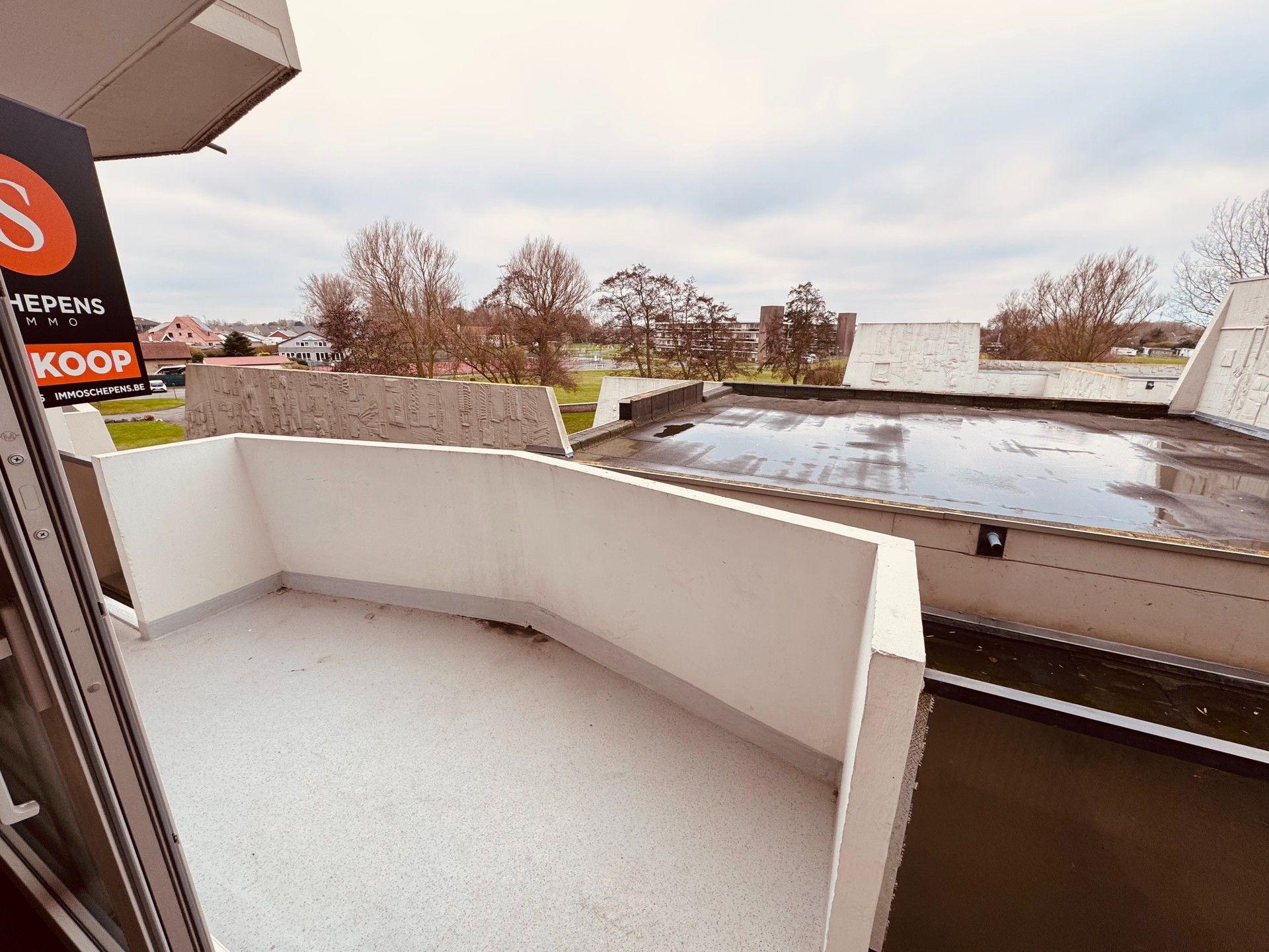 Gerenoveerd en instapklaar appartement met terras en 2 slaapkamers. foto 2