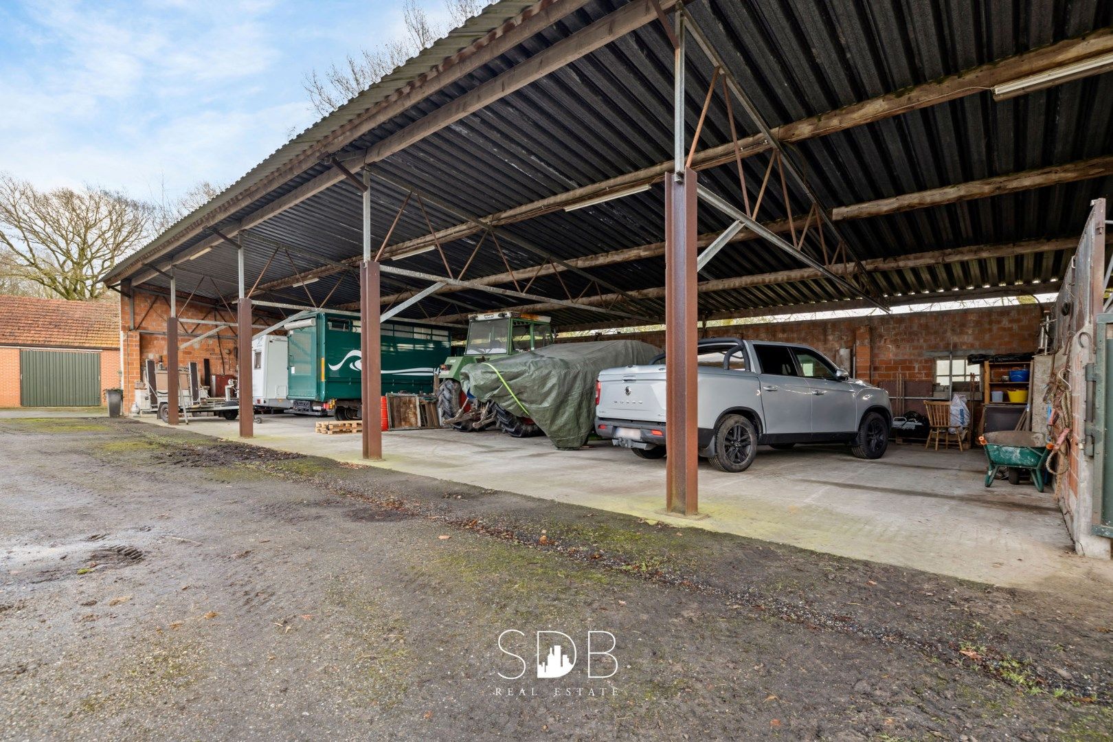 Authentieke hoeve met diverse bijgebouwen en graslanden op 93.155m² foto 46