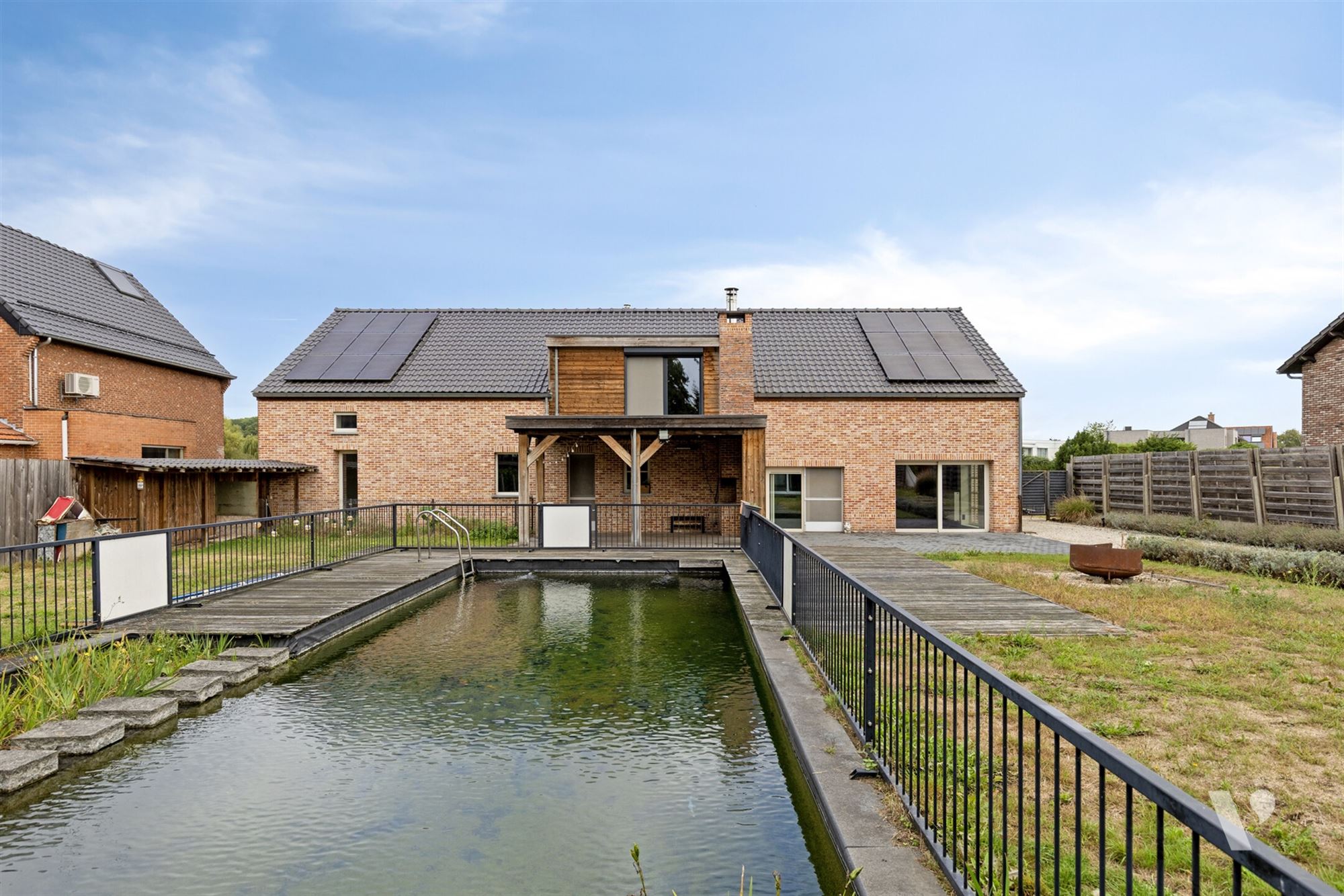 Prachtig gerenoveerde woning (279m²) met zwemvijver foto {{pictureIndex}}