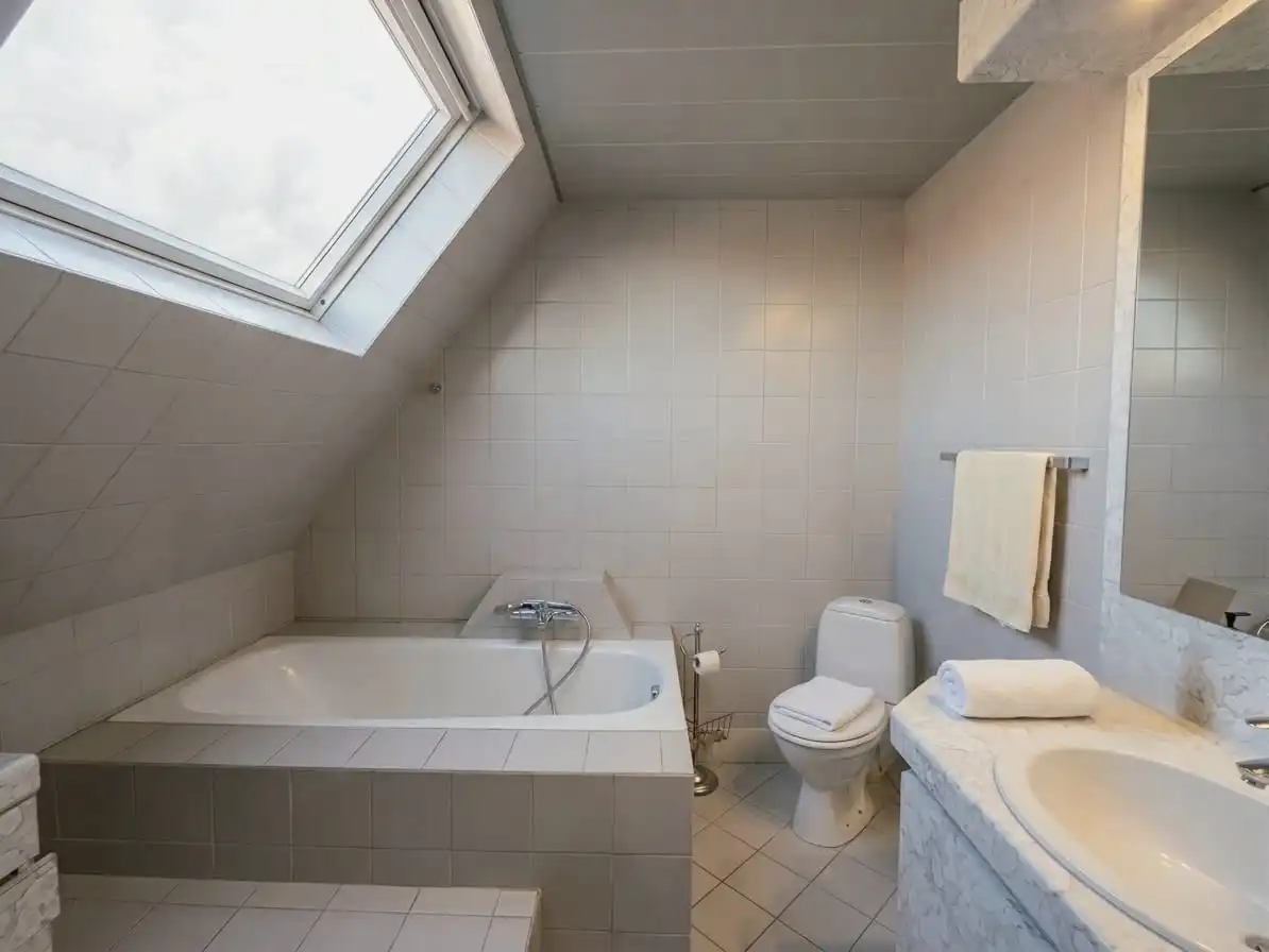 ALLEENSTAANDE GEZINSWONING MET 3 SLPKS EN TUIN foto 9