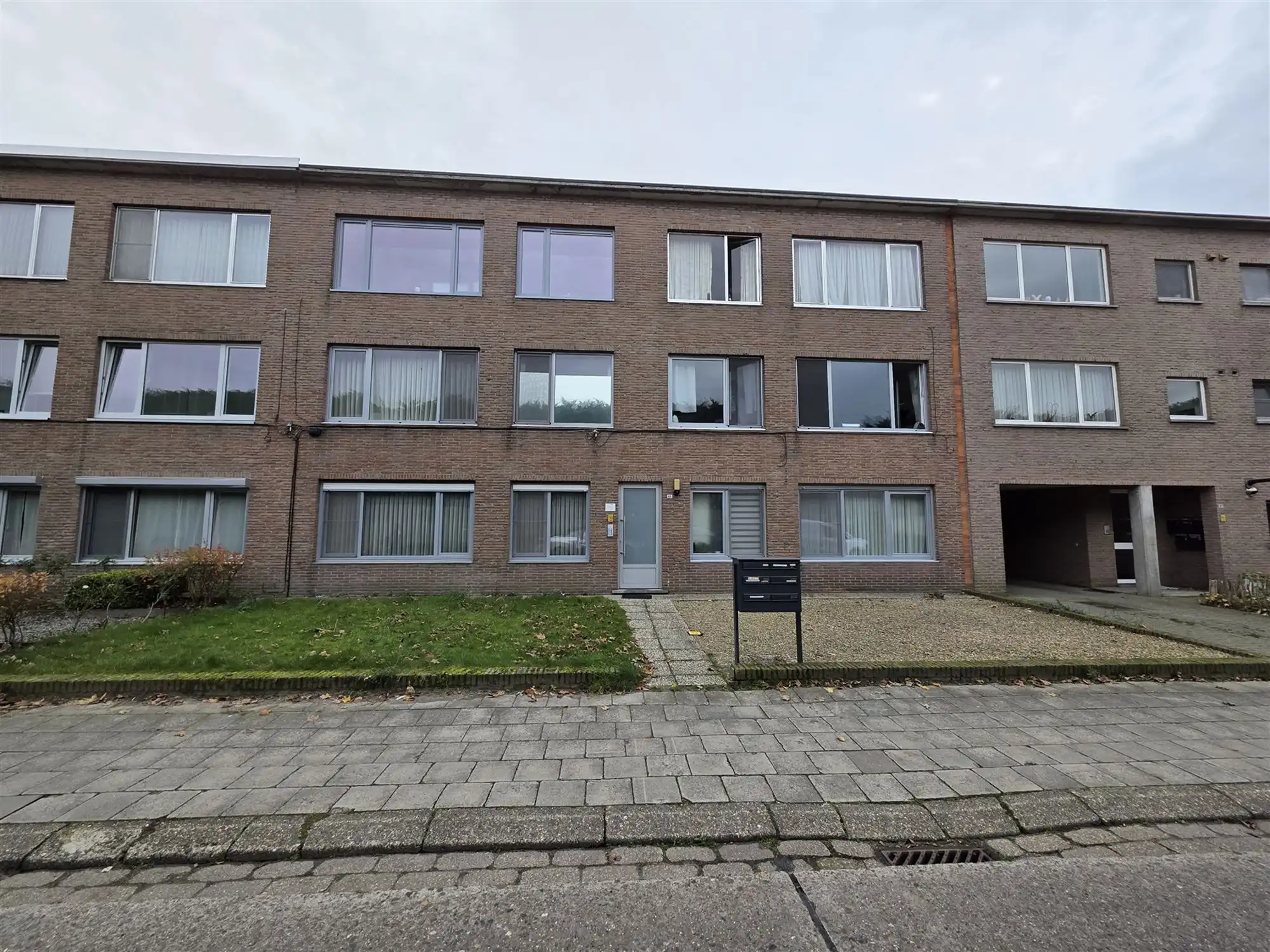 Instapklaar 2-slaapkamer appartement met terras en garage foto 19