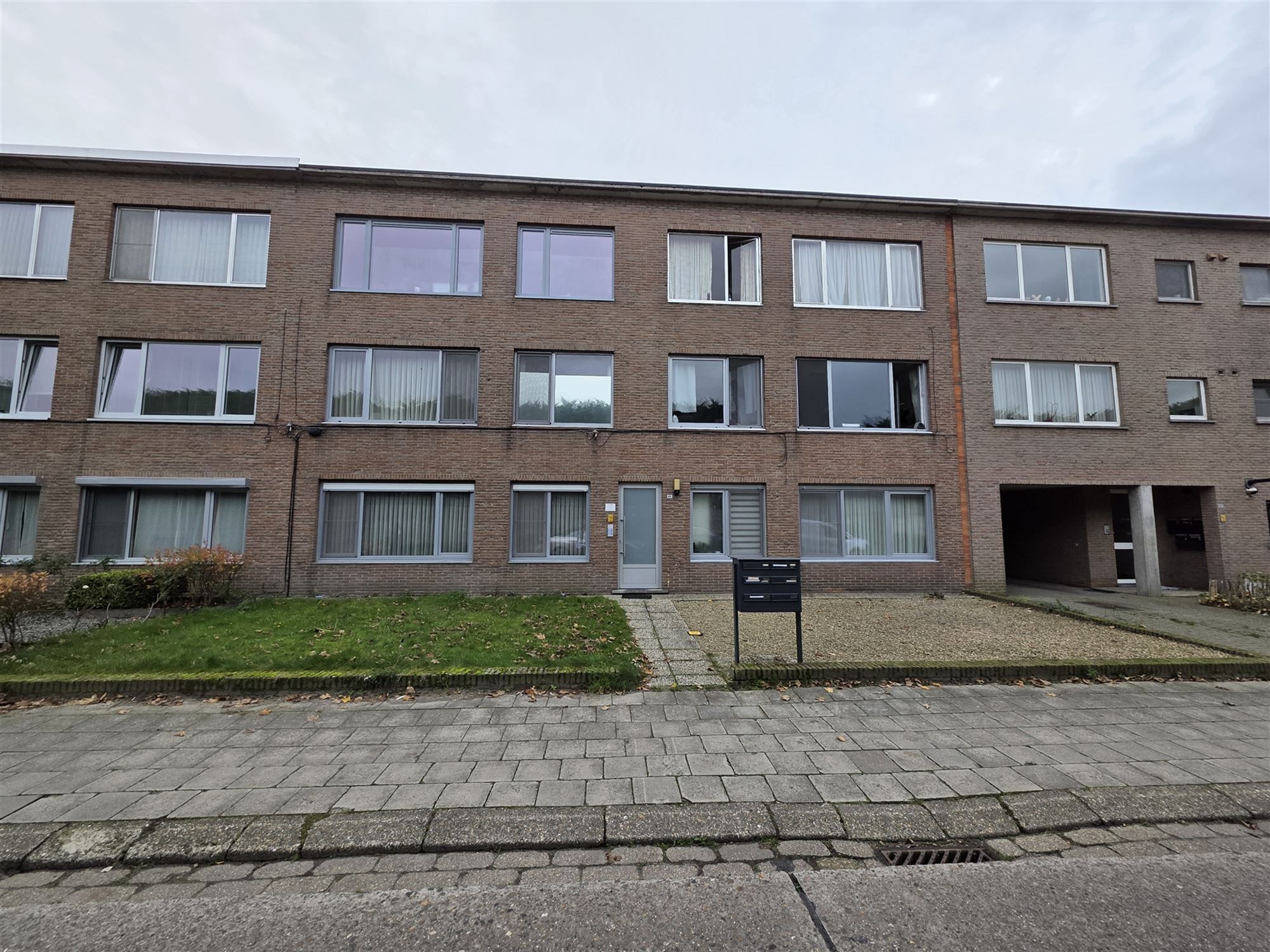 Instapklaar 2-slaapkamer appartement met terras en garage foto 19