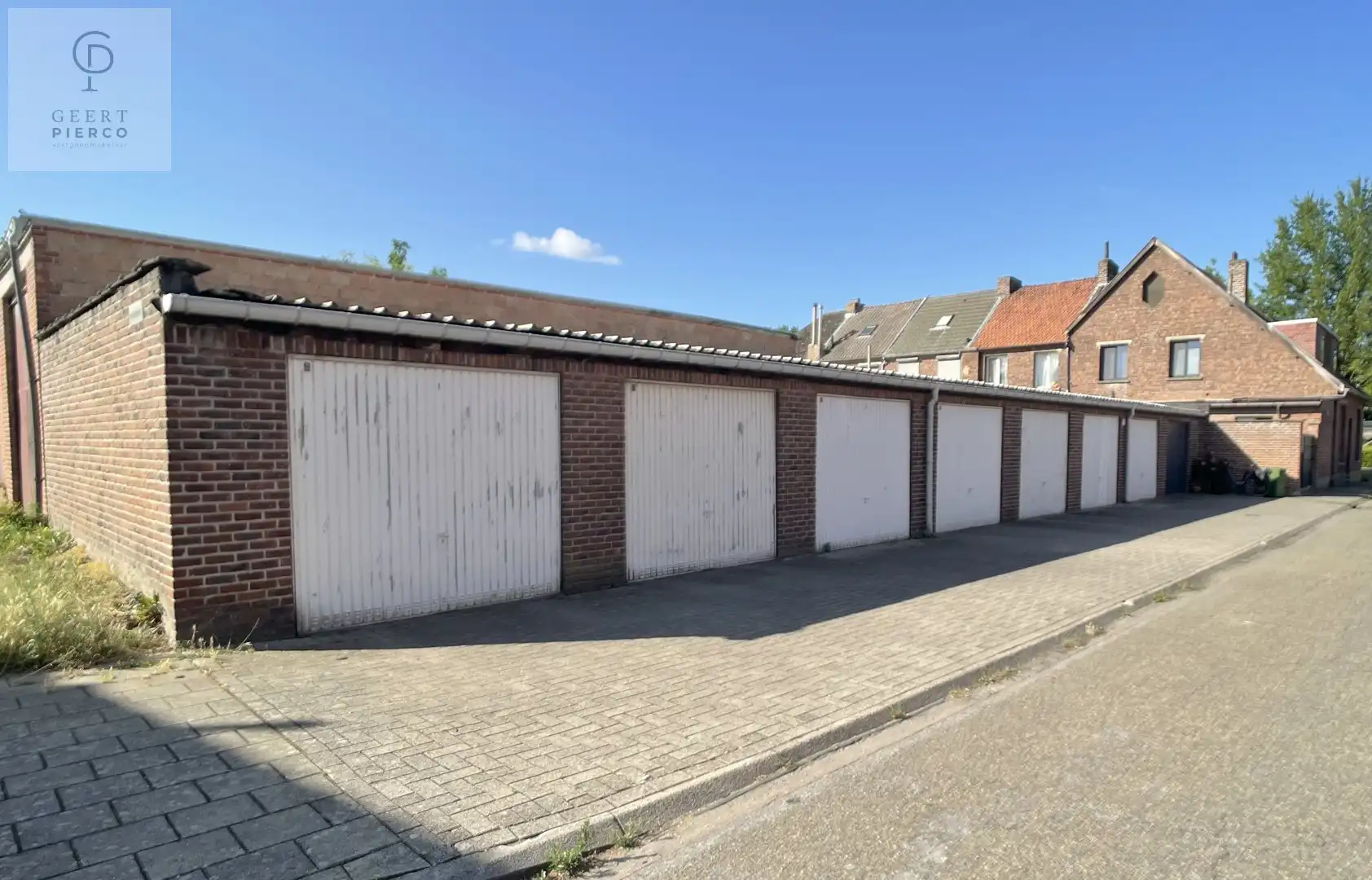 Deze opbrengsteigendom voorziet zeven afgesloten garageboxen en één open autostaanplaats. Gelegen te midden van een woonwijk is de huurgarantie bijna een absolute zekerheid! foto 2
