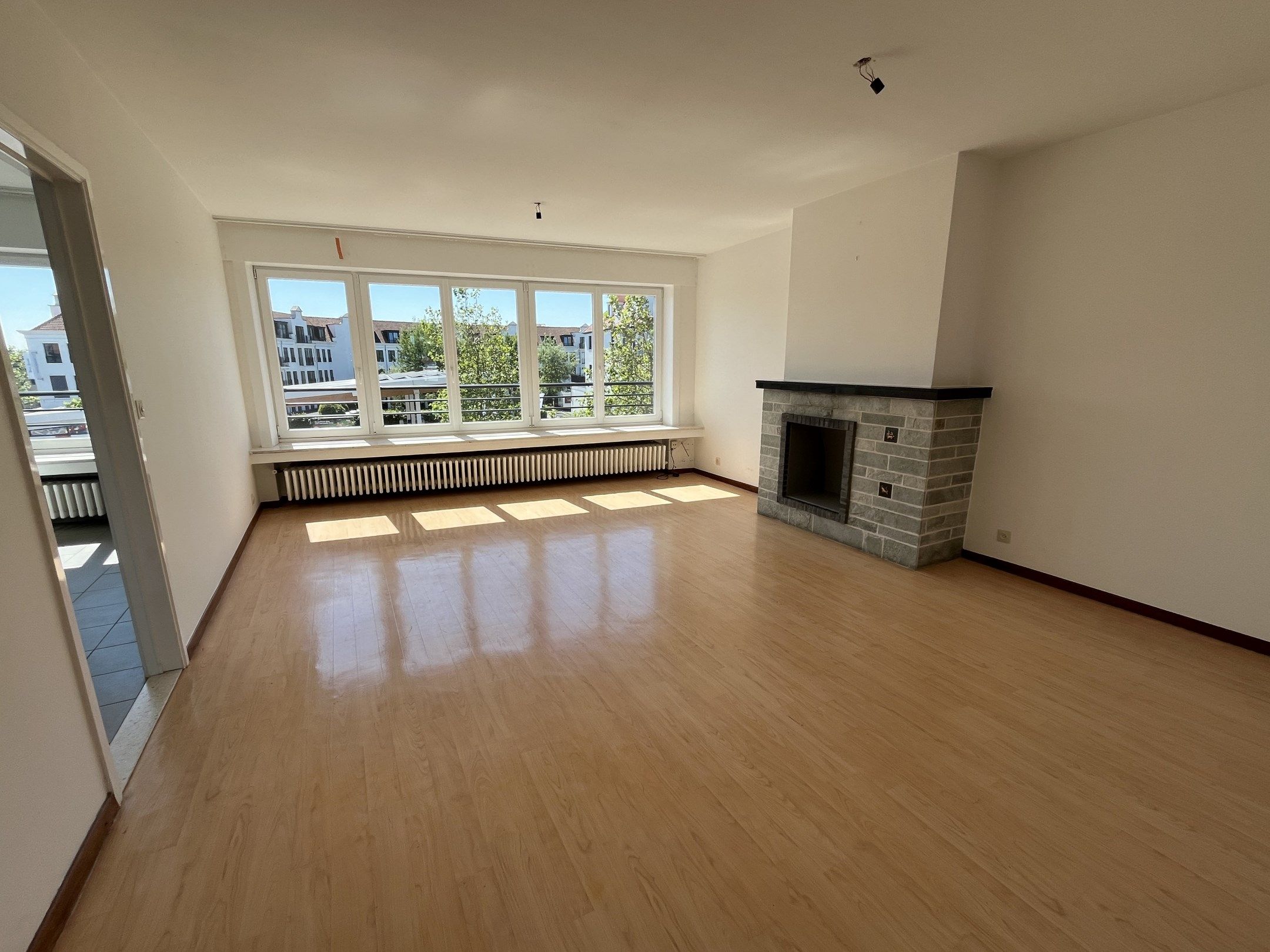 Te renoveren appartement genietend van open zichten, vlakbij het centrum van Knokke. foto 1