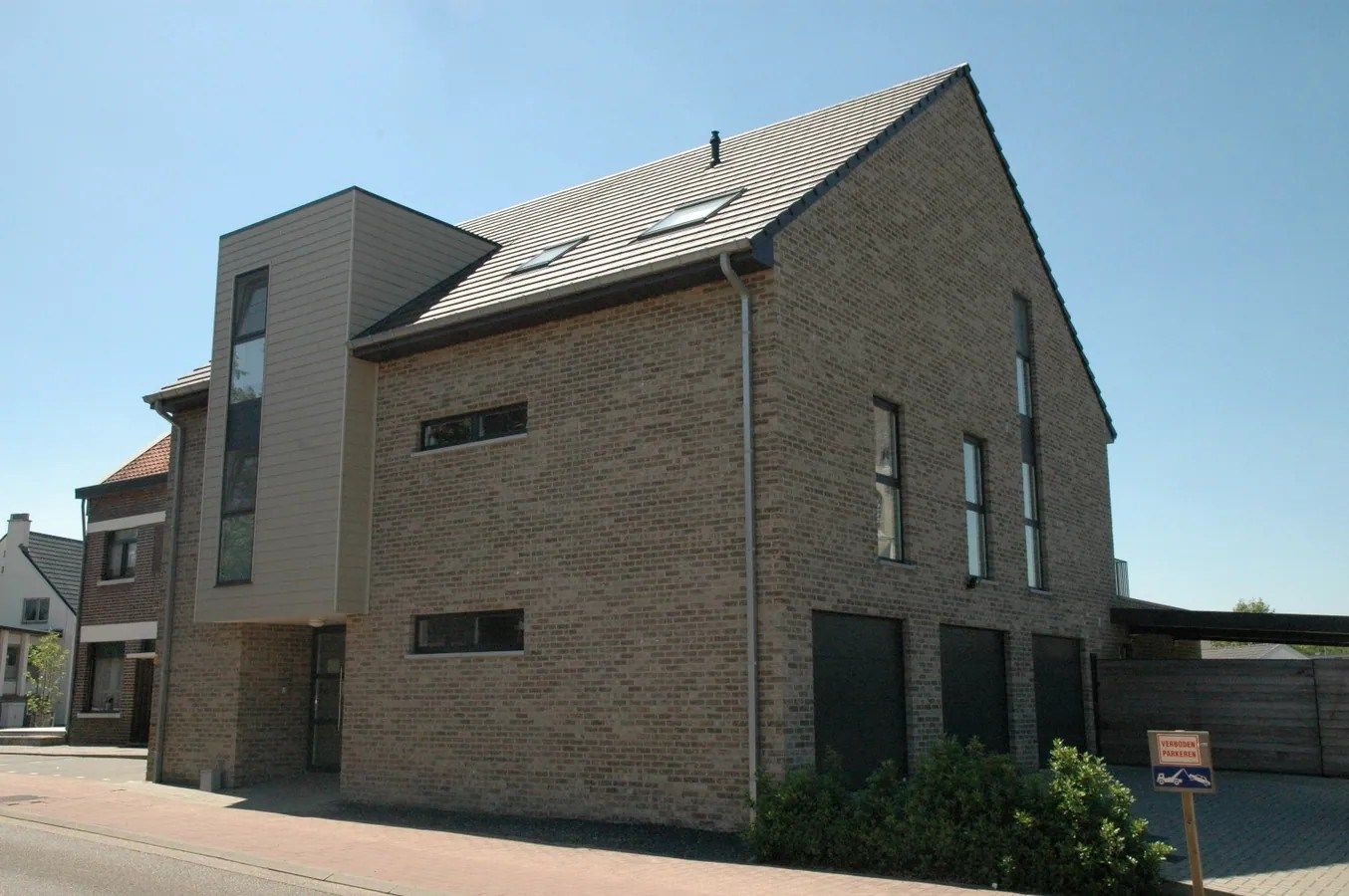 Modern en stijlvol appartement met ruim terras in kleinschalige residentie te Oudsbergen. foto {{pictureIndex}}