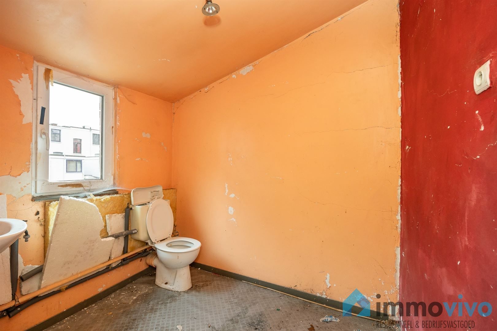 Ruime te renoveren gezinswoning met 4 slpk's en tuin foto 18