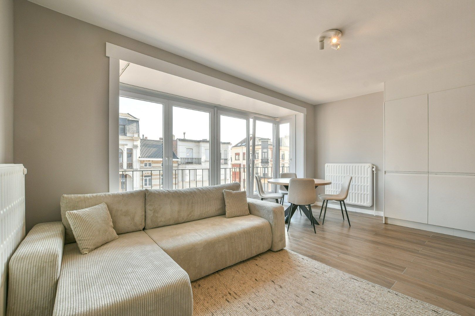 Gerenoveerd 2-slaapkamerappartement op toplocatie - vlakbij de zeedijk! foto 10