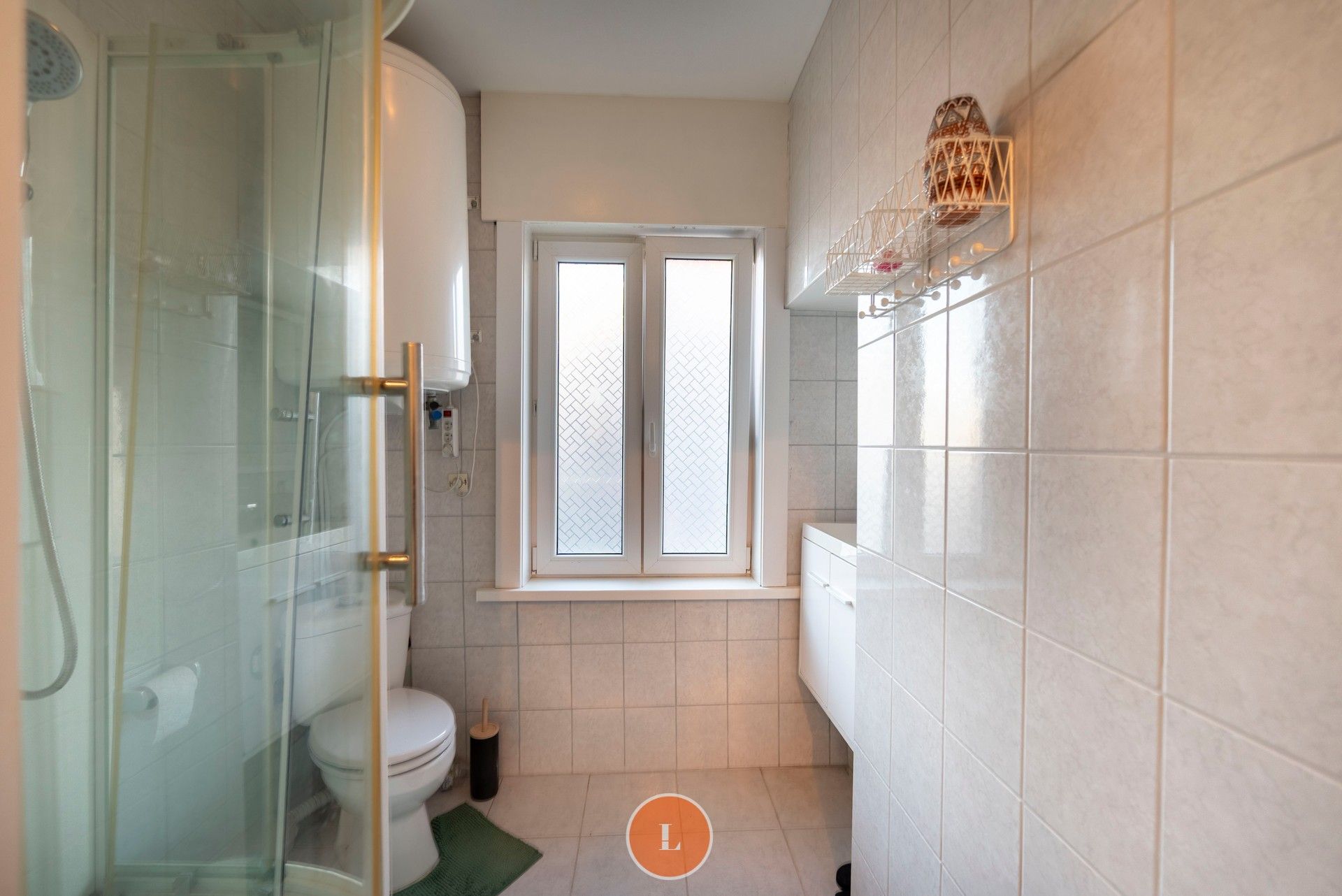 Goed onderhouden woning met 5 slaapkamers, tuin en 2 garages foto 11