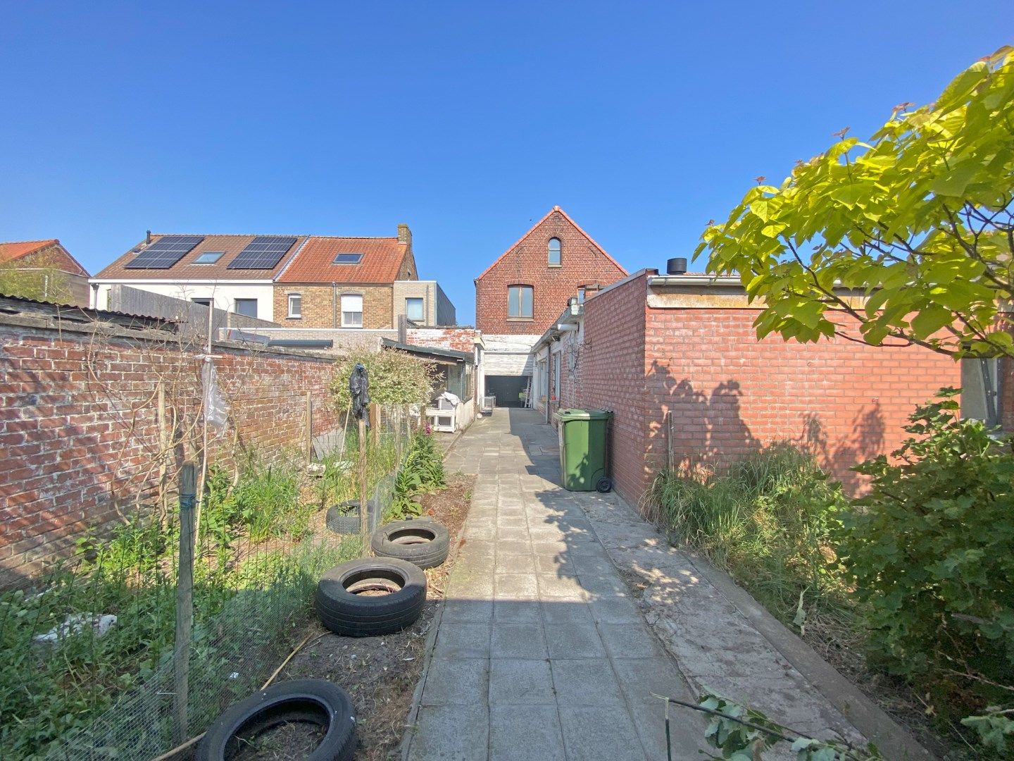 Op te frissen rijwoning op 360m² met 4 slaapkamers + garage & achterliggende loods / werkplaats te Adinkerke (De Panne).  foto 23