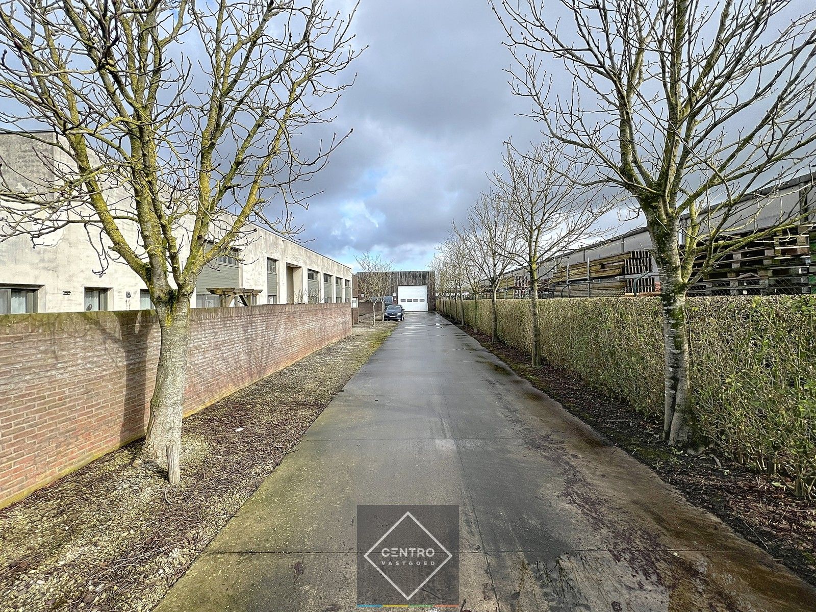 Instapklaar BEDRIJFSGEBOUW bestaande uit een geïsoleerd MAGAZIJN (± 2.935m²) met KANTOORGEBOUW (± 305m²). Ruim verhard buitenterrein én 2 rolbruggen. Op industriezone te Houthulst. foto 22