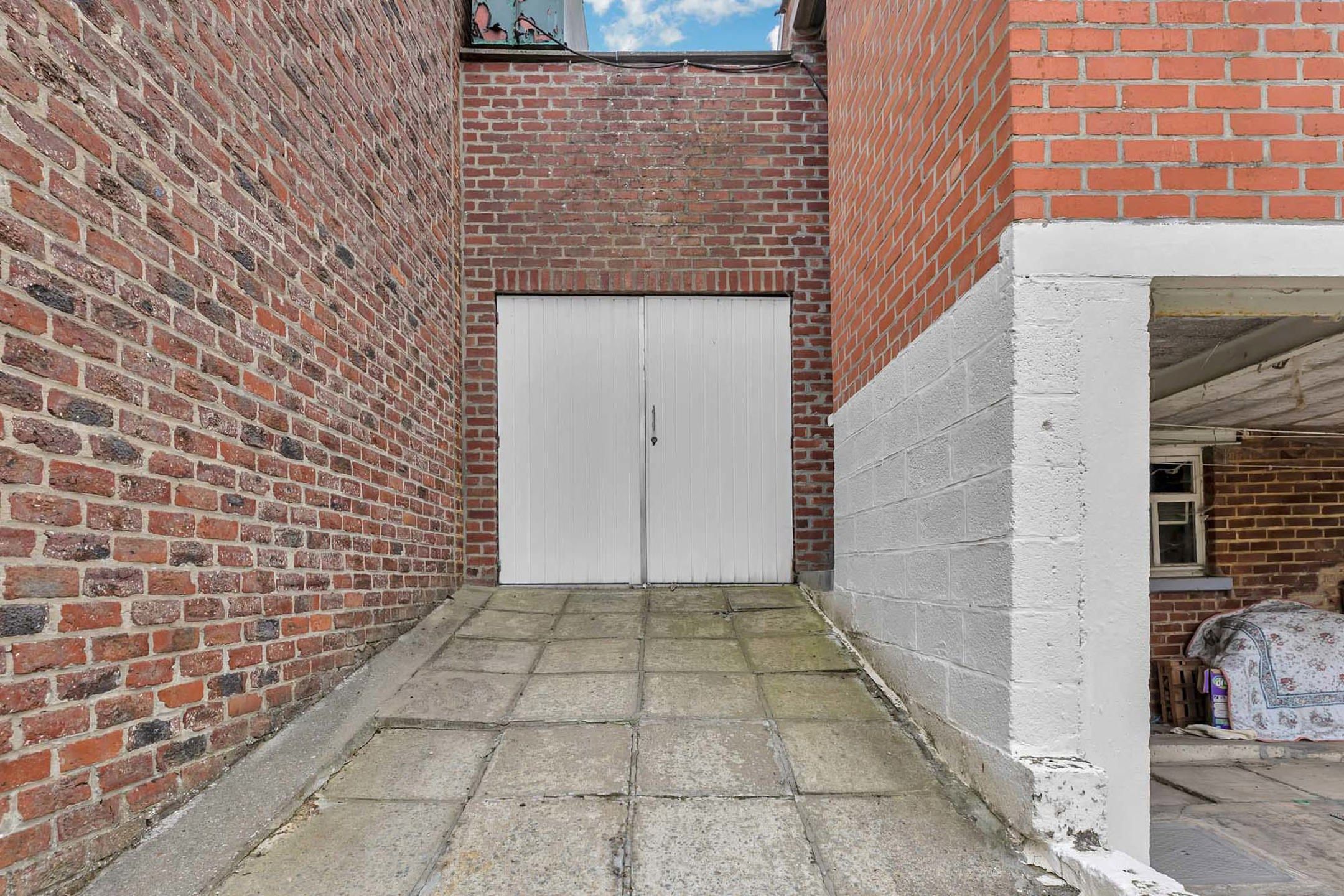 Te renoveren woning met garage en tuin foto 24