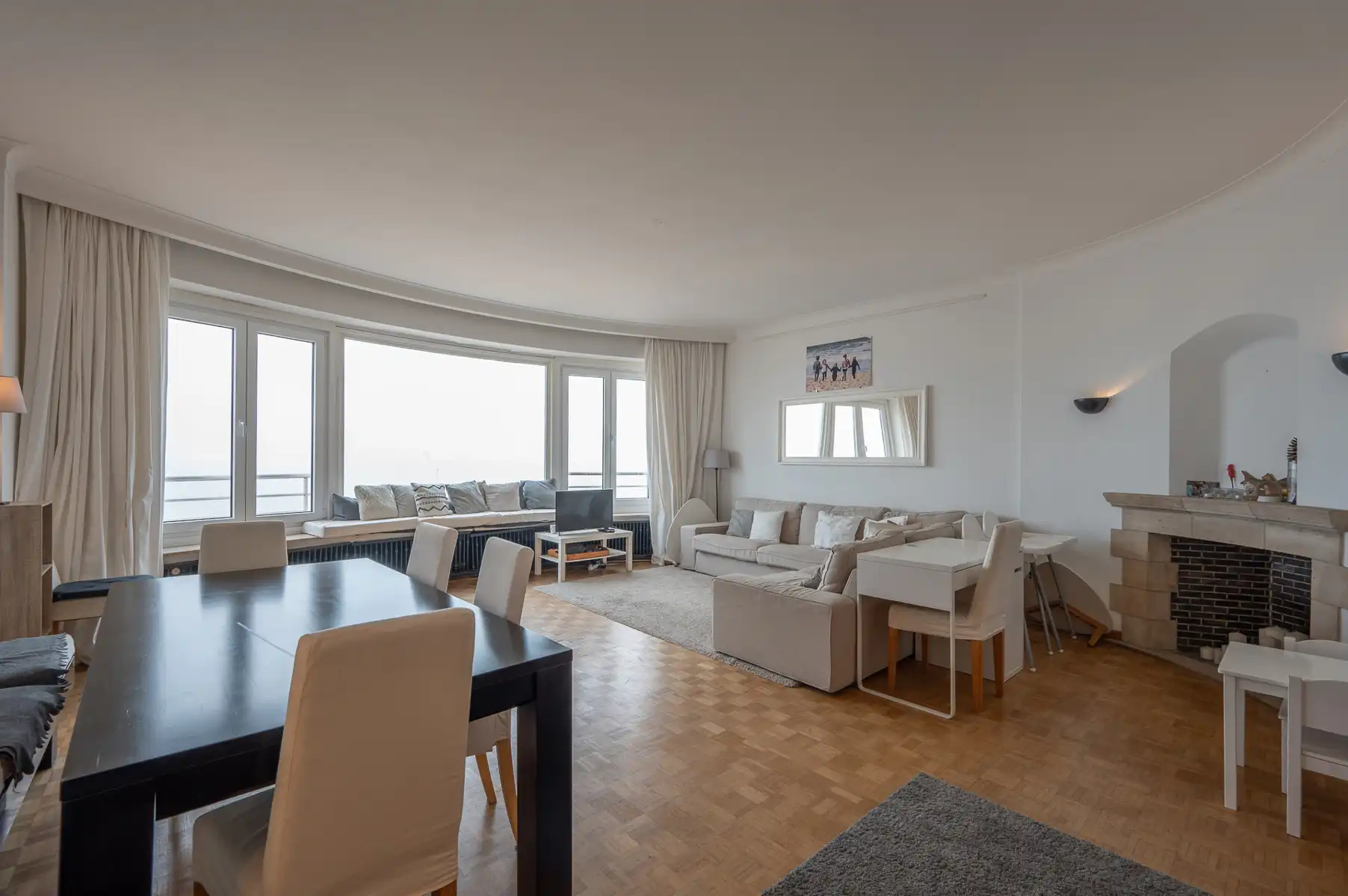 Mooi ongemeubeld appartement met frontaal zeezicht  foto 3