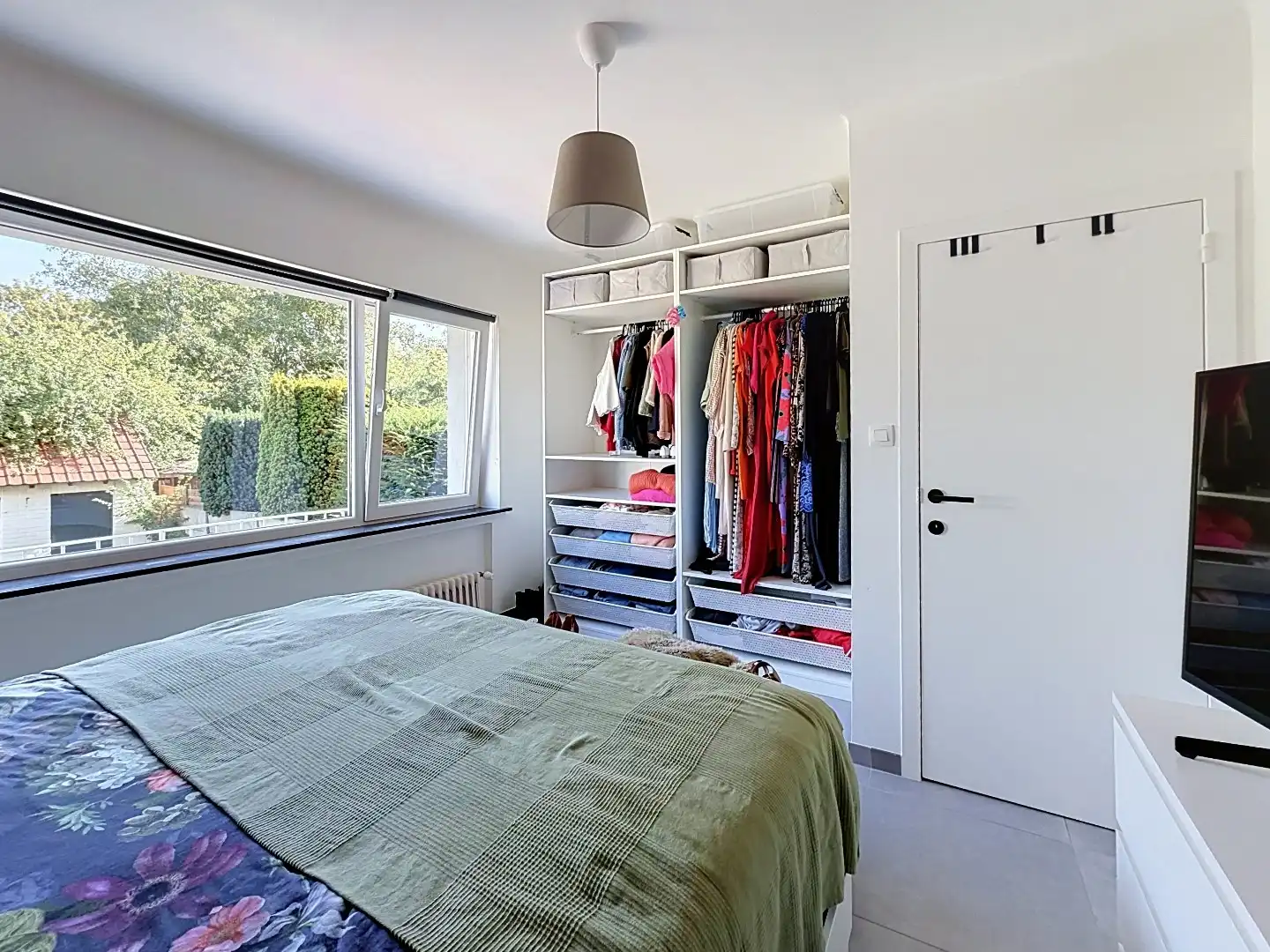 Volledig gerenoveerde duplex met zonnige tuin en inpandige garage op gunstige residentiële locatie te Oostende.  foto 8