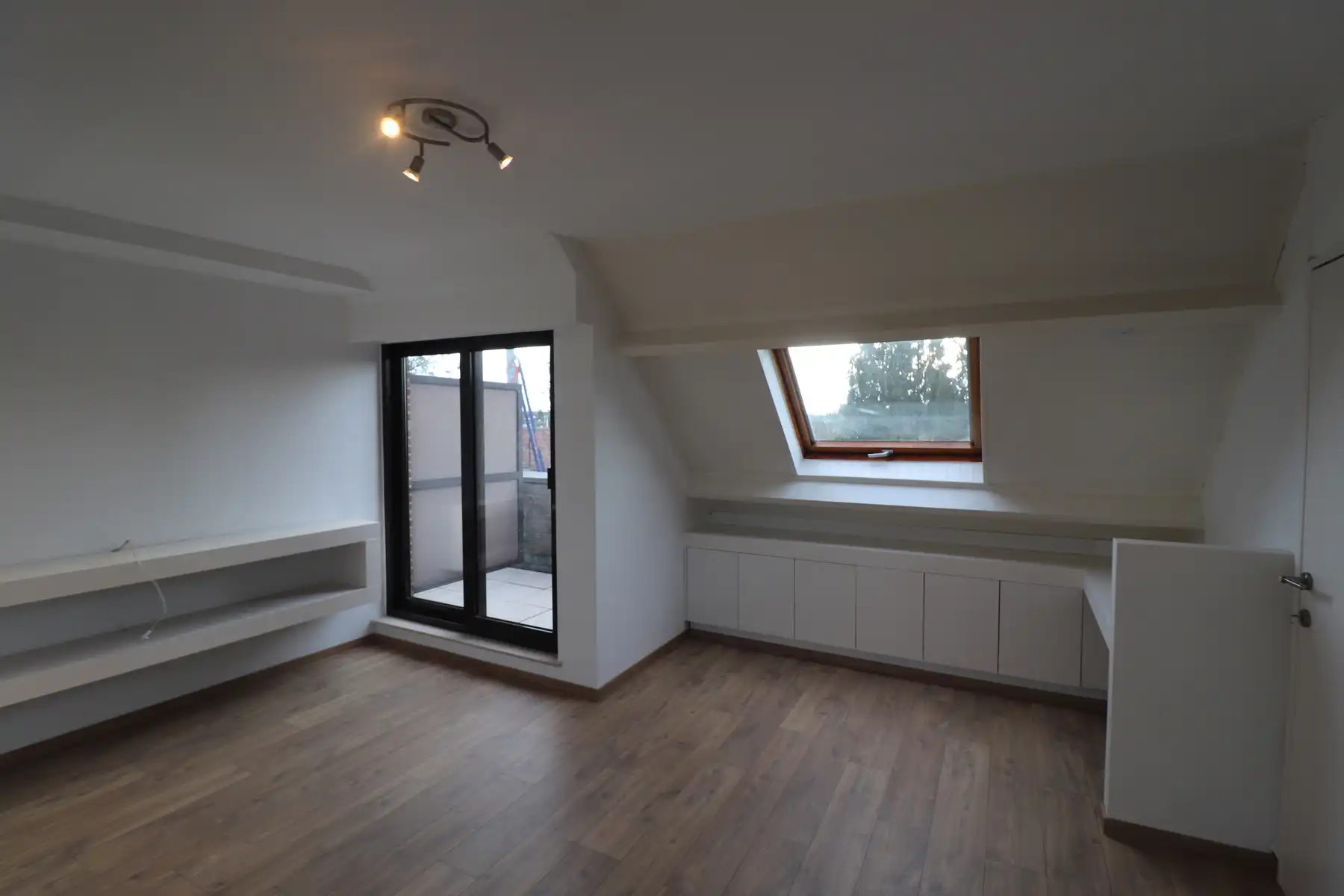 Recent gerenoveerd dakappartement met balkon, terras en garage. foto 3