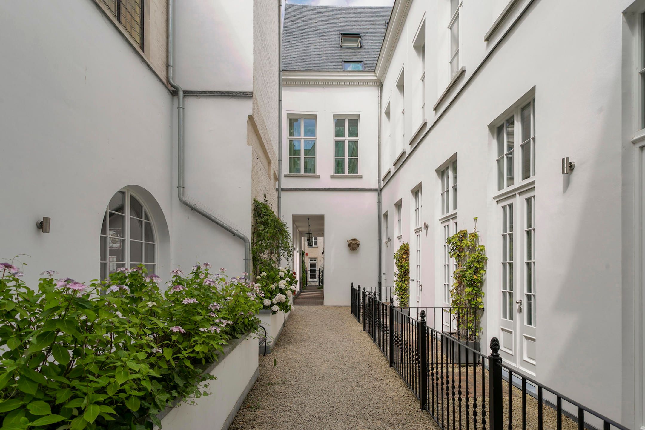 ANTWERPEN-CENTRUM - Gerenoveerde Stadsvilla in het hartje van de stad. foto 2