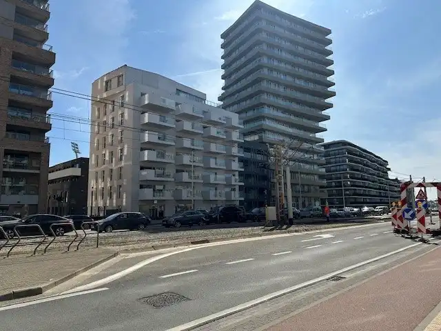 Handelspand  op topligging  .  Strandplein.   Ruim 200 m2  .       Tegen 1 juni volledig nieuw afgewerkt.   Zowel te koop of te huur.   foto 9