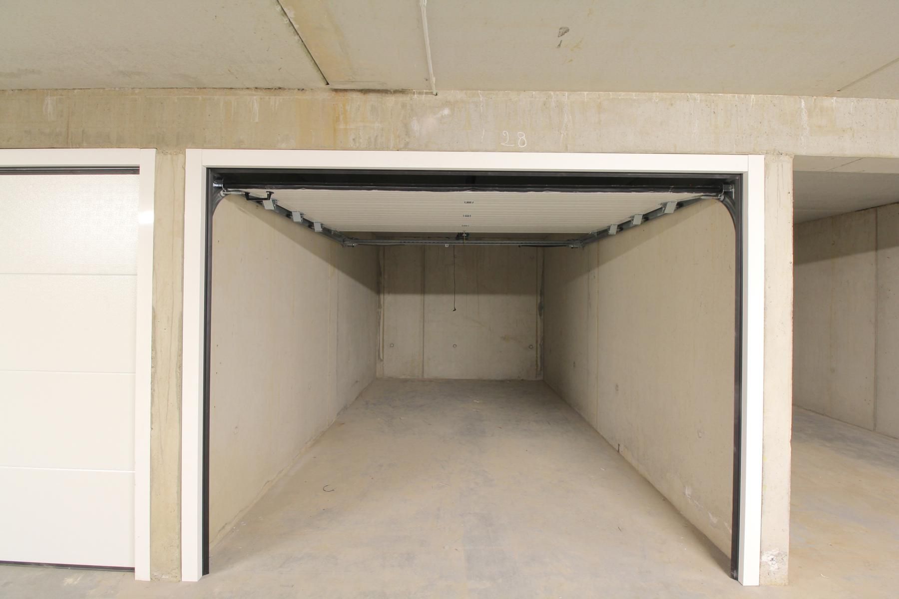 Gesloten garagebox in residentie De Berenpoort foto 2