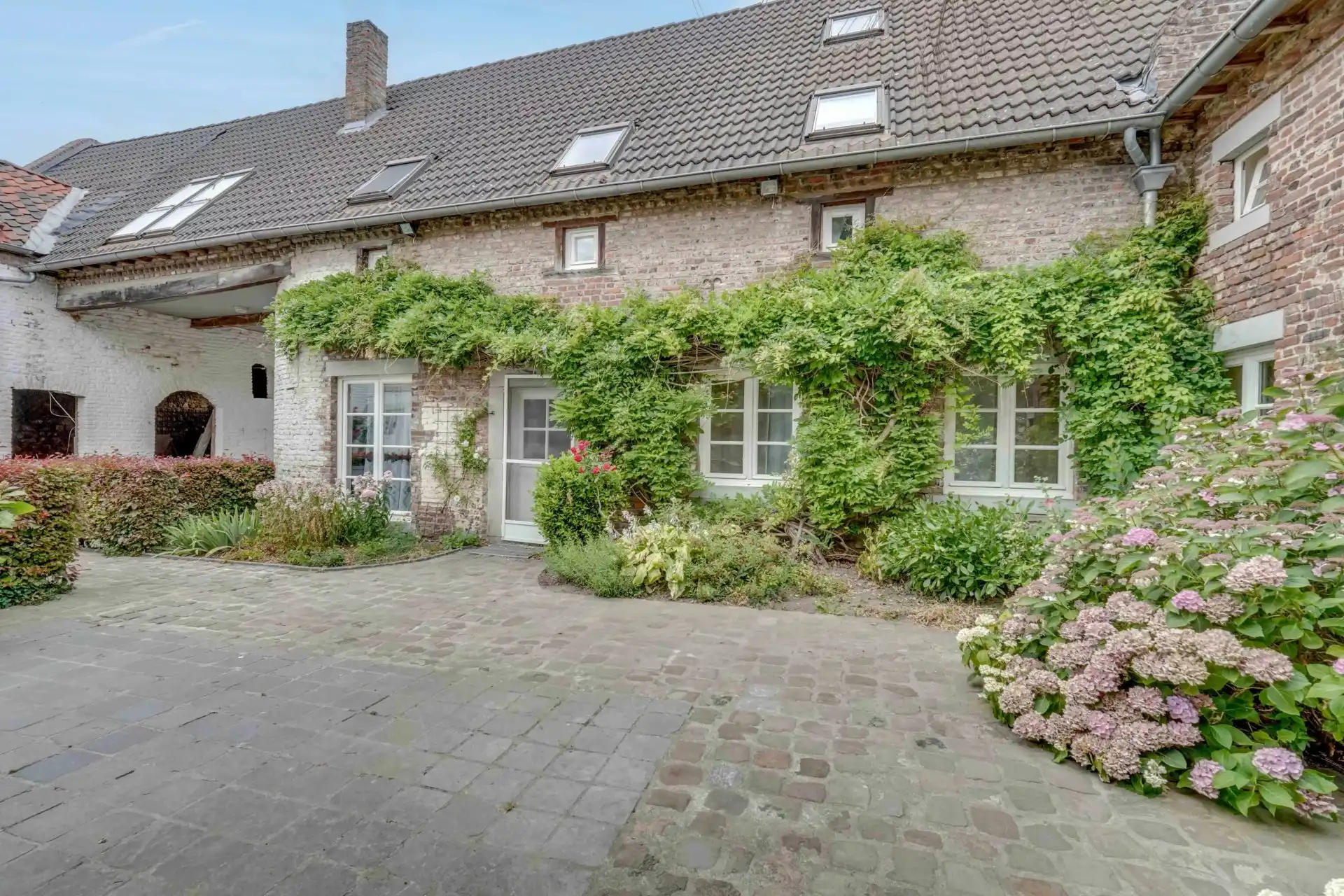 Karaktervolle vierkantshoeve met ruime binnenkoer foto 12