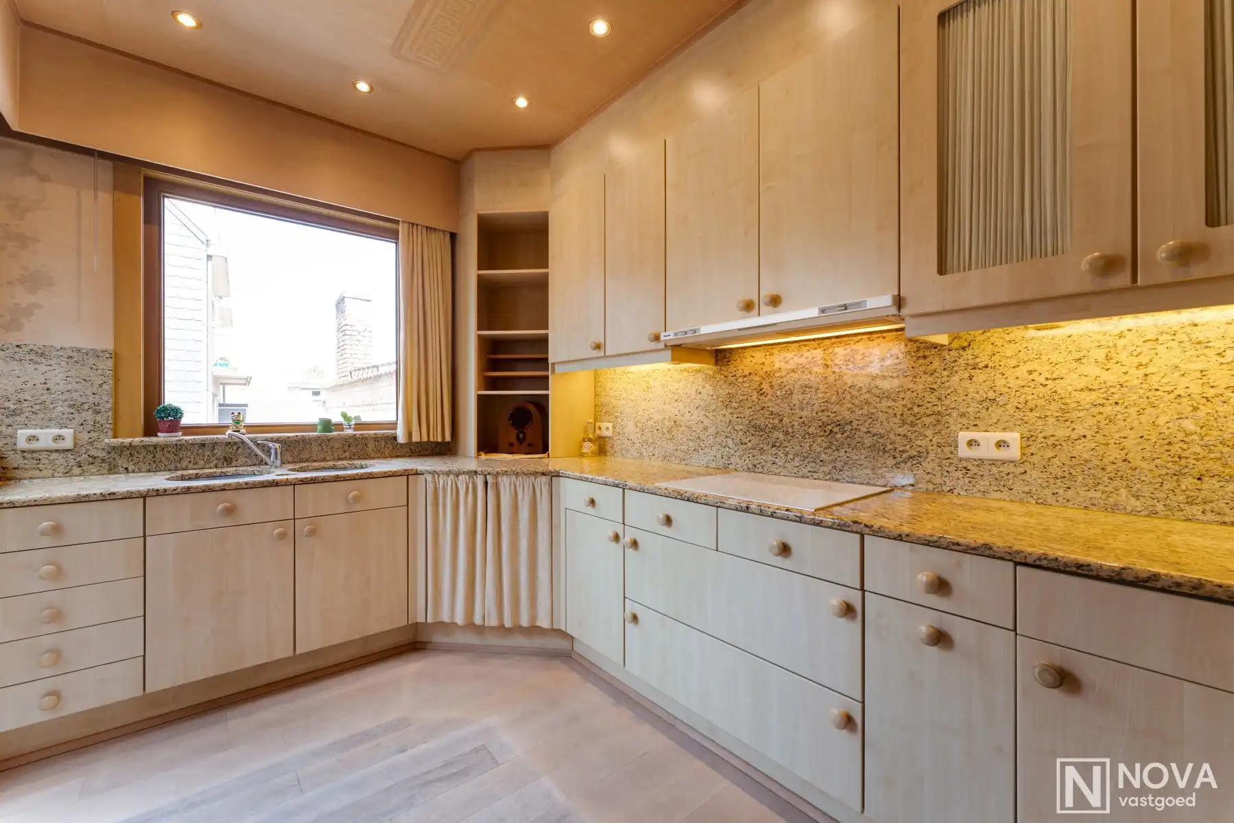 Trapgevelwoning in de historische binnenstad van Nieuwpoort foto 4