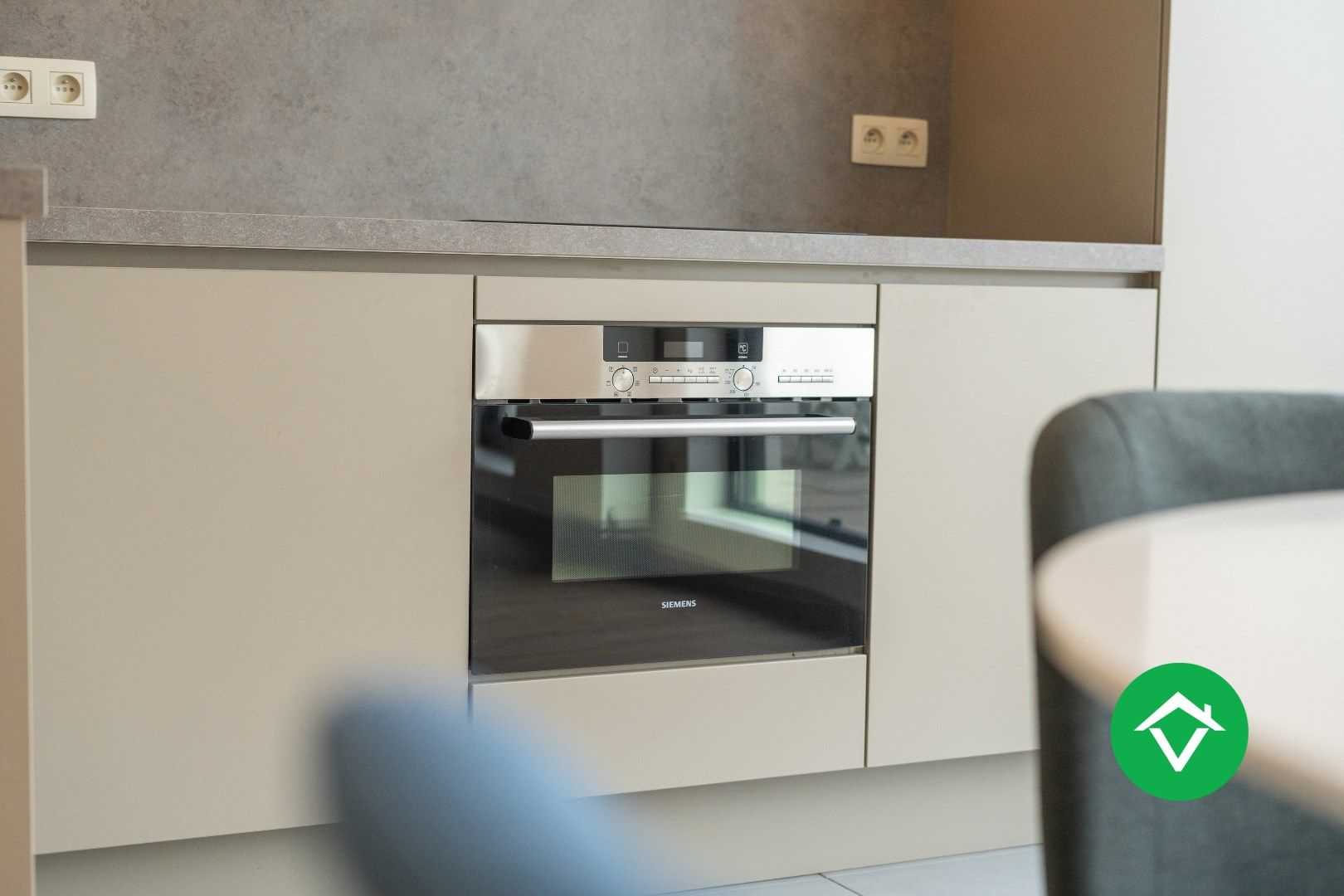 Recent, instapklaar appartement met één slaapkamer, ruim terras en autostaanplaats te Roeselare foto 10