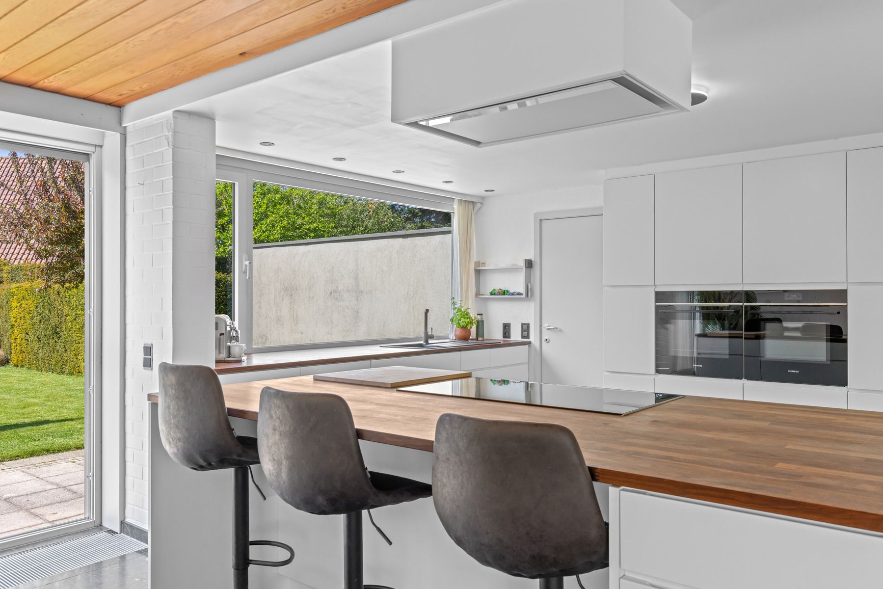 Ruime woning met nieuwe keuken, tuin & dubbele garage foto 3
