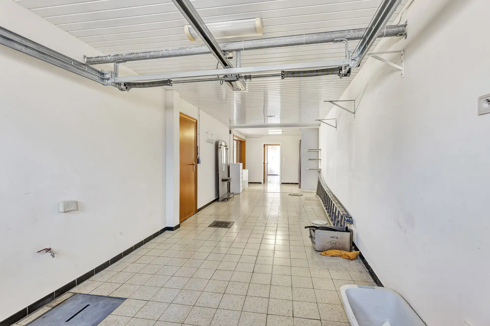Robuuste woning met ruime garage en tuin foto 13