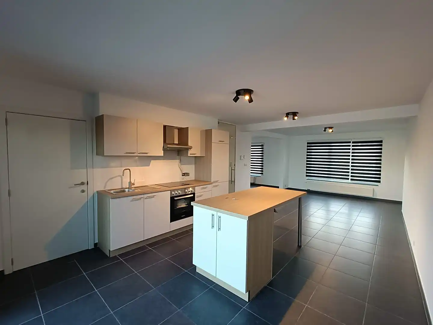 Instapklaar duplexappartement met 2 slpk, terras, garage & 2 parkeerplaatsen te huur in Bilzen foto 2