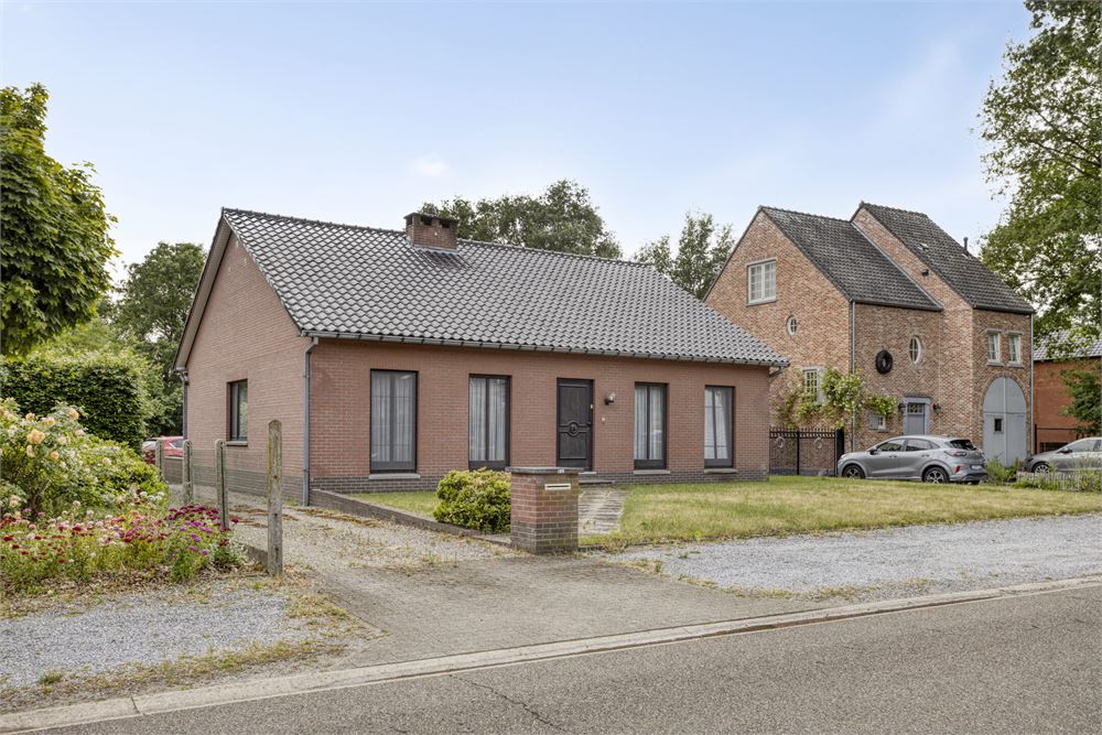 Te renoveren woning op ruim perceel foto 2