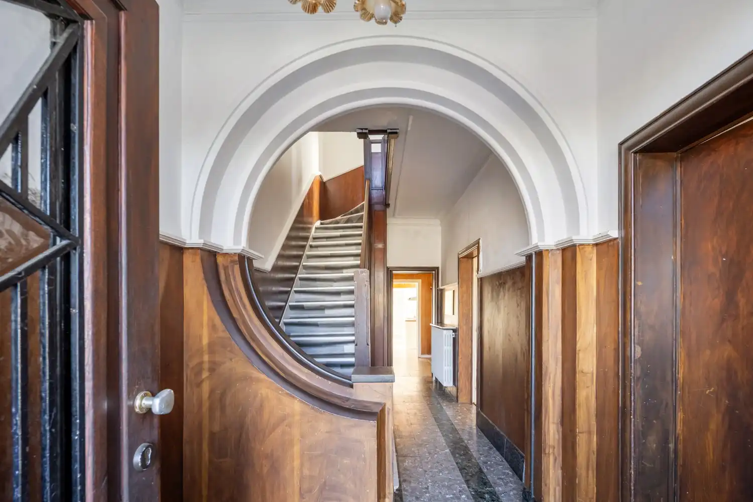 Authentieke herenwoning met ruime tuin en uitzonderlijk potentieel nabij het centrum van Hasselt! foto 4