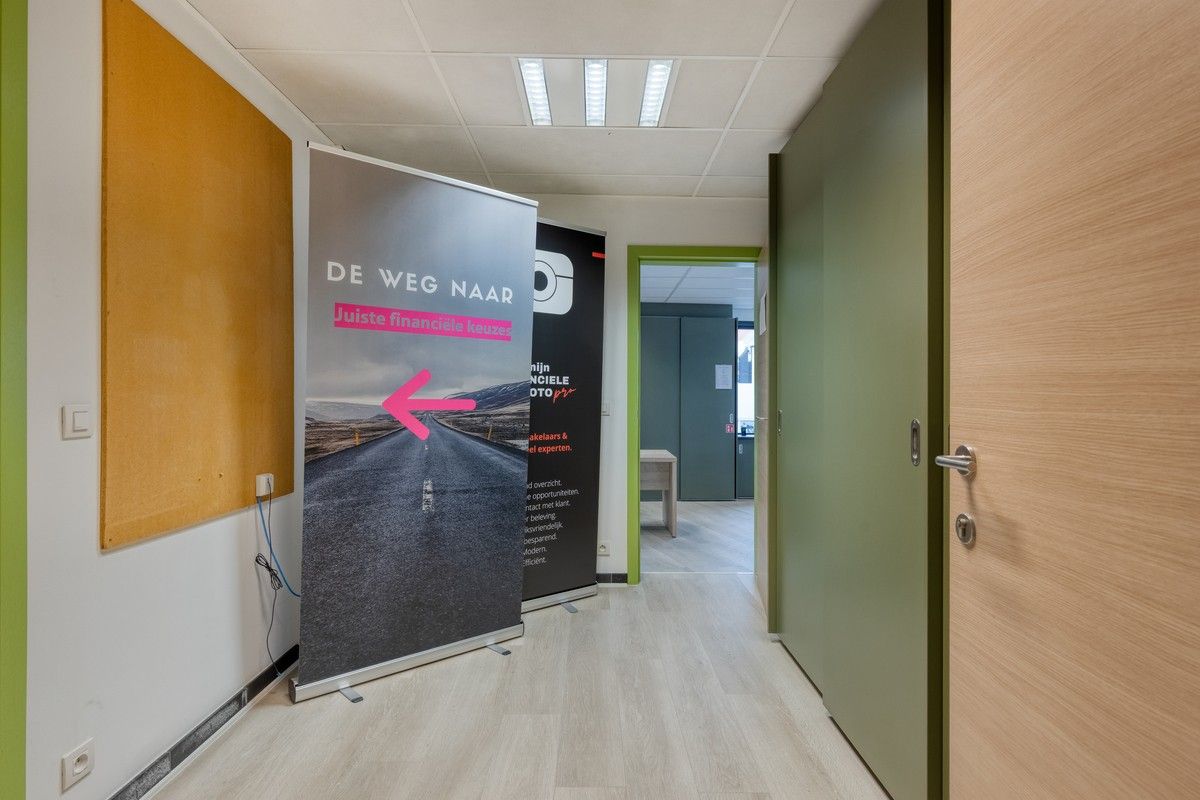 Sterk visueel gelegen kantoorgebouw met 3 standplaatsen en groot bovenliggend appartement met 6% bruto rendement. foto 6