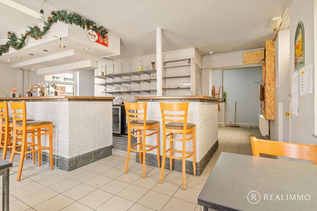 Veelzijdige eigendom met charmante gevel, buitenruimte en potentieel voor ruime woning foto 3