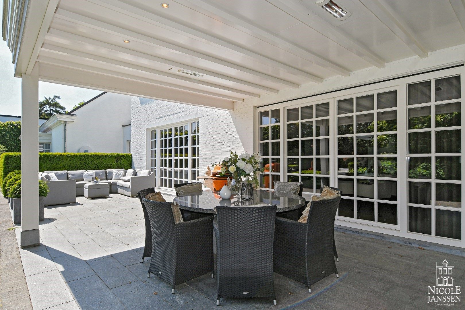 Luxueus en ruim ingedeeld landhuis met naastliggend garagegebouw met appartement foto 34