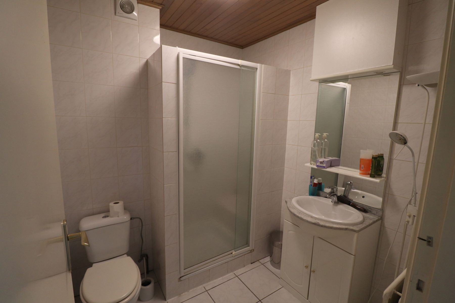 Een appartement op de 1ste verdieping met 2 slaapkamers, garage en tuin.  foto 6