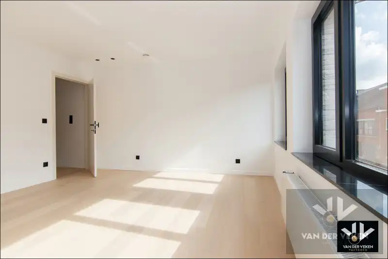 Volledig gerenoveerde, instapklare en energiezuinige rijwoning met 4 slaapkamers, 2 badkamers, zonnig terras, omheinde tuin en toegang achteraan net buiten de Grote Ring van Hasselt. foto 14