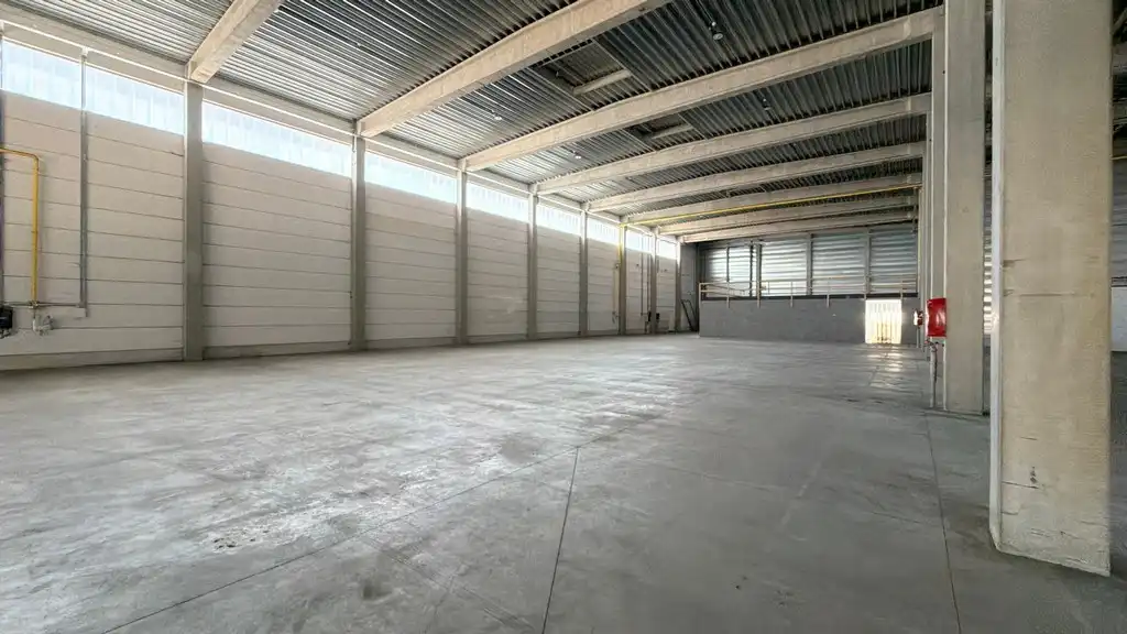 Magazijn met laadkades en kantoor te huur in Malle foto 13