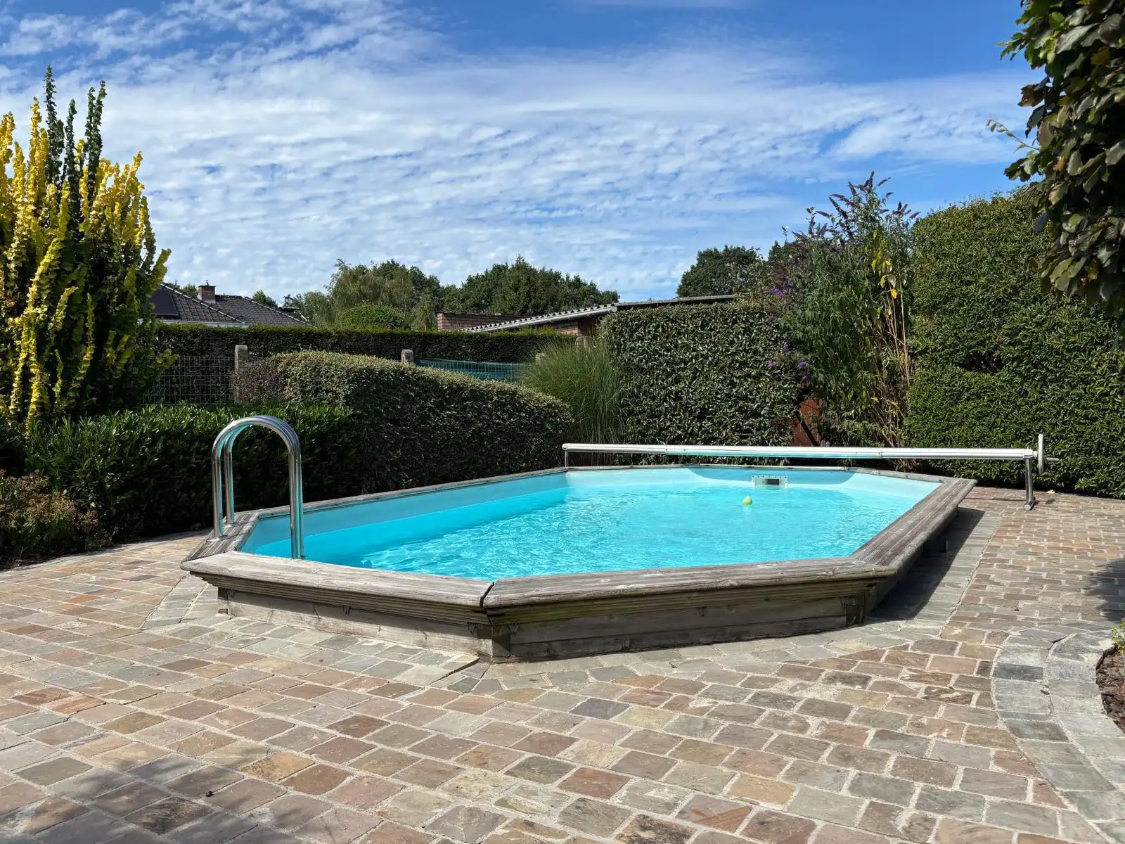Vrijstaande (gemeubileerde) woning met zwembad en tuin foto 3