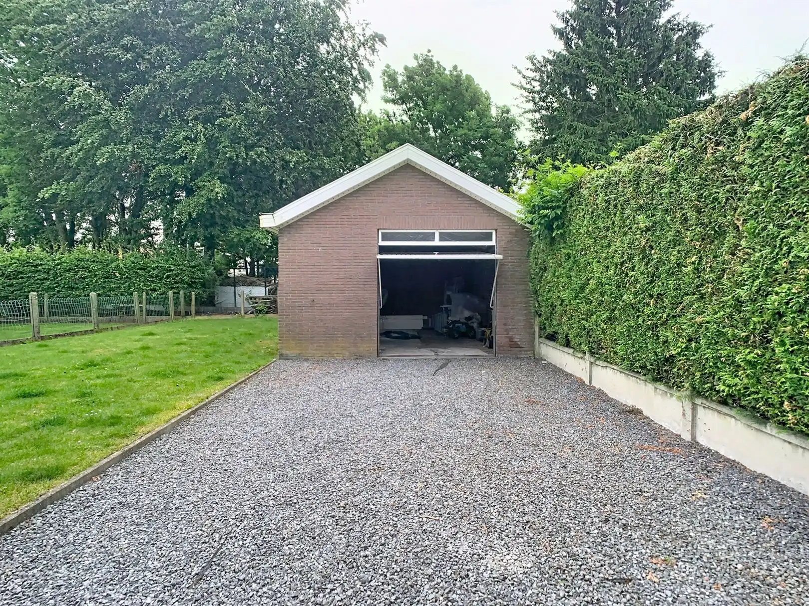 Op te frissen 3-gevel met vrijstaande garage foto 18