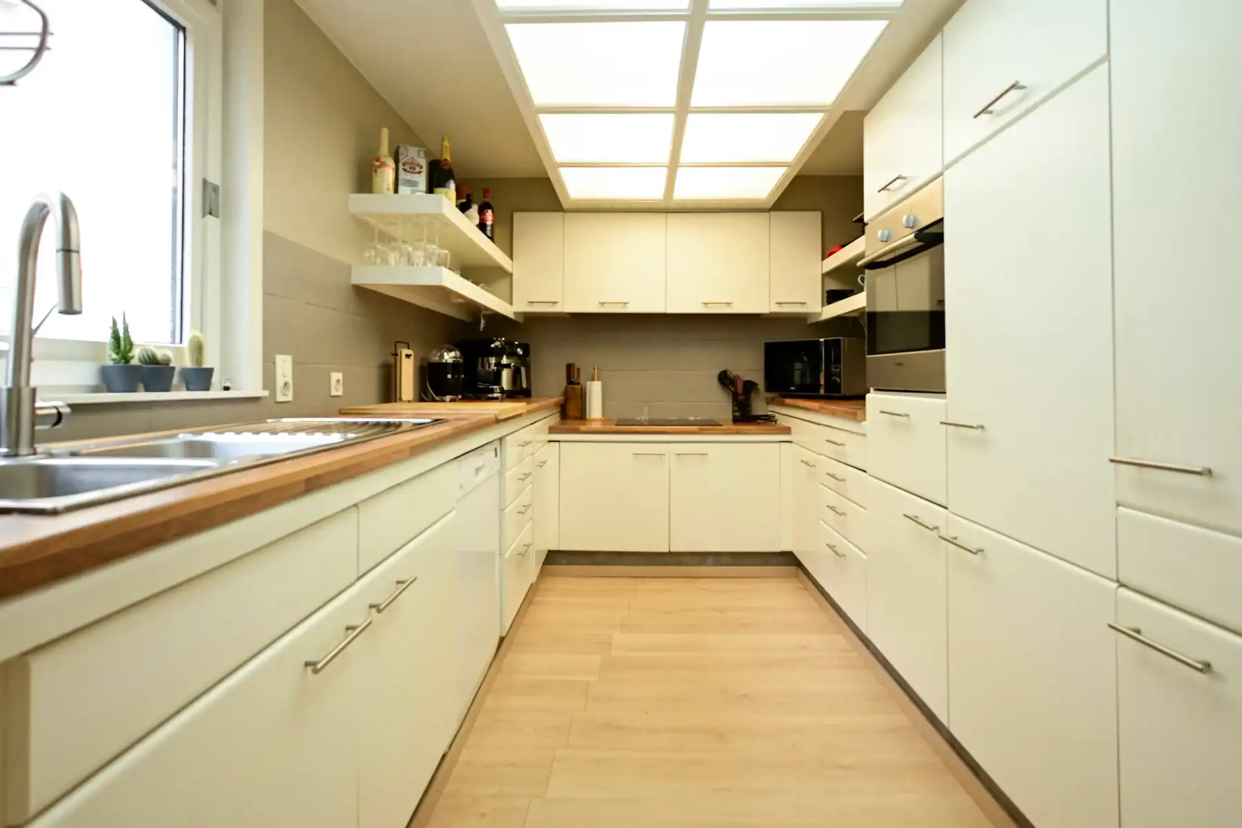 Ruim gerenoveerd herenhuis in Oostende. foto 2