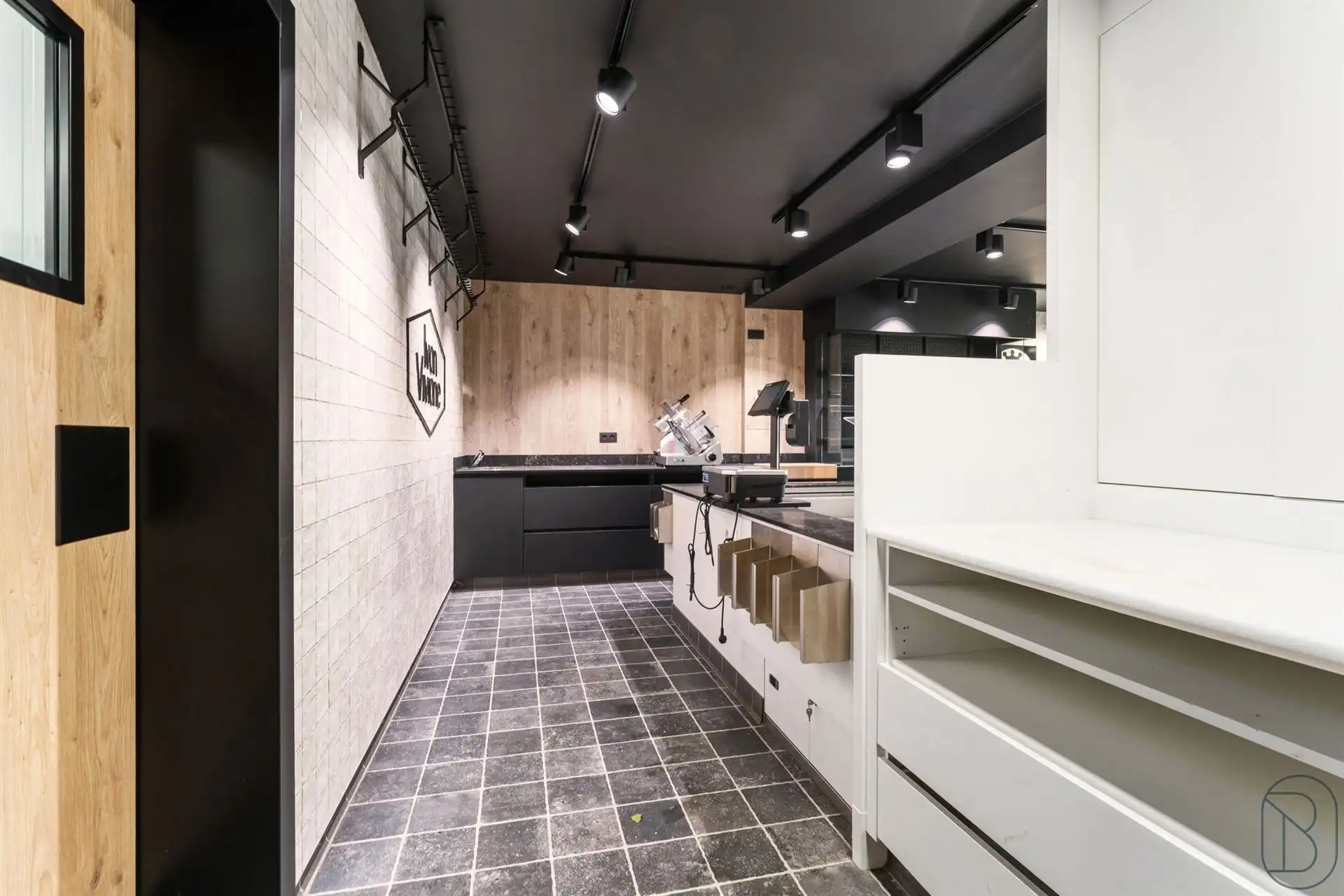 Vernieuwde handelszaak met woonst, en grote garage foto 8